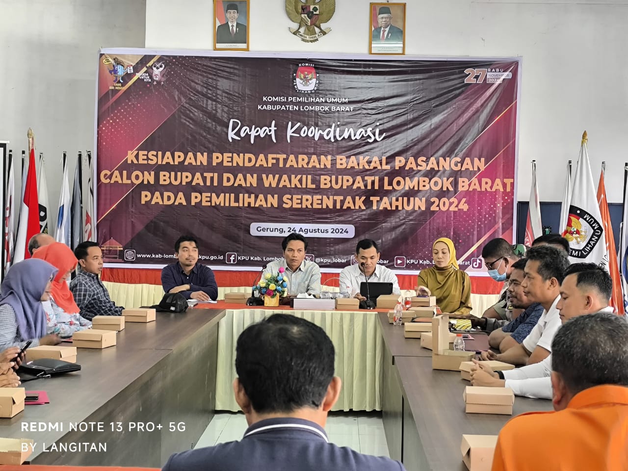 Koordinator Divisi Hukum dan Penyelesaian Sengketa Bawaslu Kabupaten Lombok Barat, Hesty Rahayu, ST.,MM (Duduk Paling Depan Jilbab Kuning) Menghadiri Rapat Koordinasi Kesiapan Pendaftaran Bakal Pasangan Calon Bupati dan Wakil Bupati Lombok Barat Pada Pemilihan Serentak Tahun 2024 di Aula Kantor KPU Kabupaten Lombok Barat Pada tanggal 24/08/2024.
