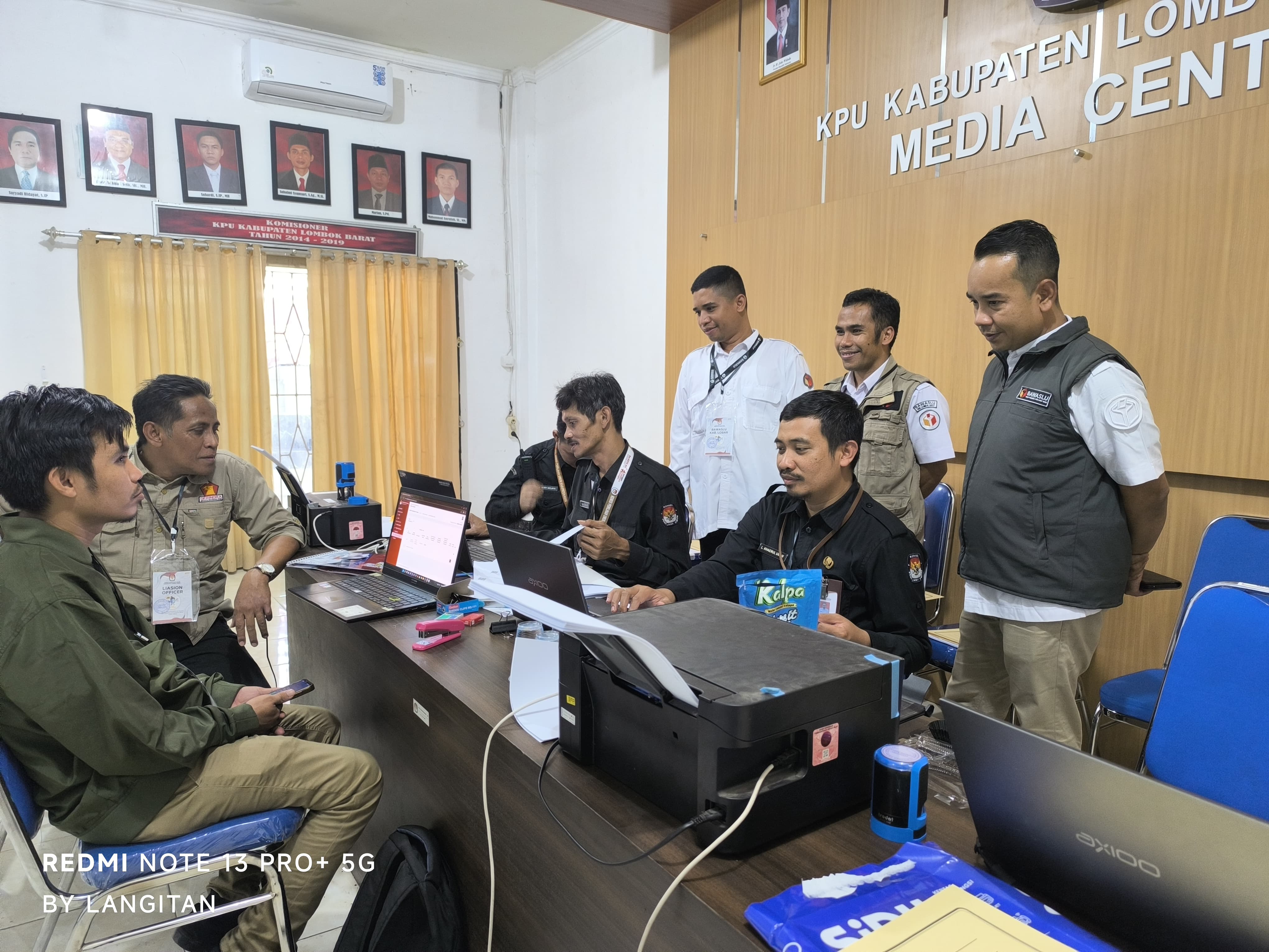 Foto proses pemeriksaan kelengkapan berkas tanggal 28 Agustus