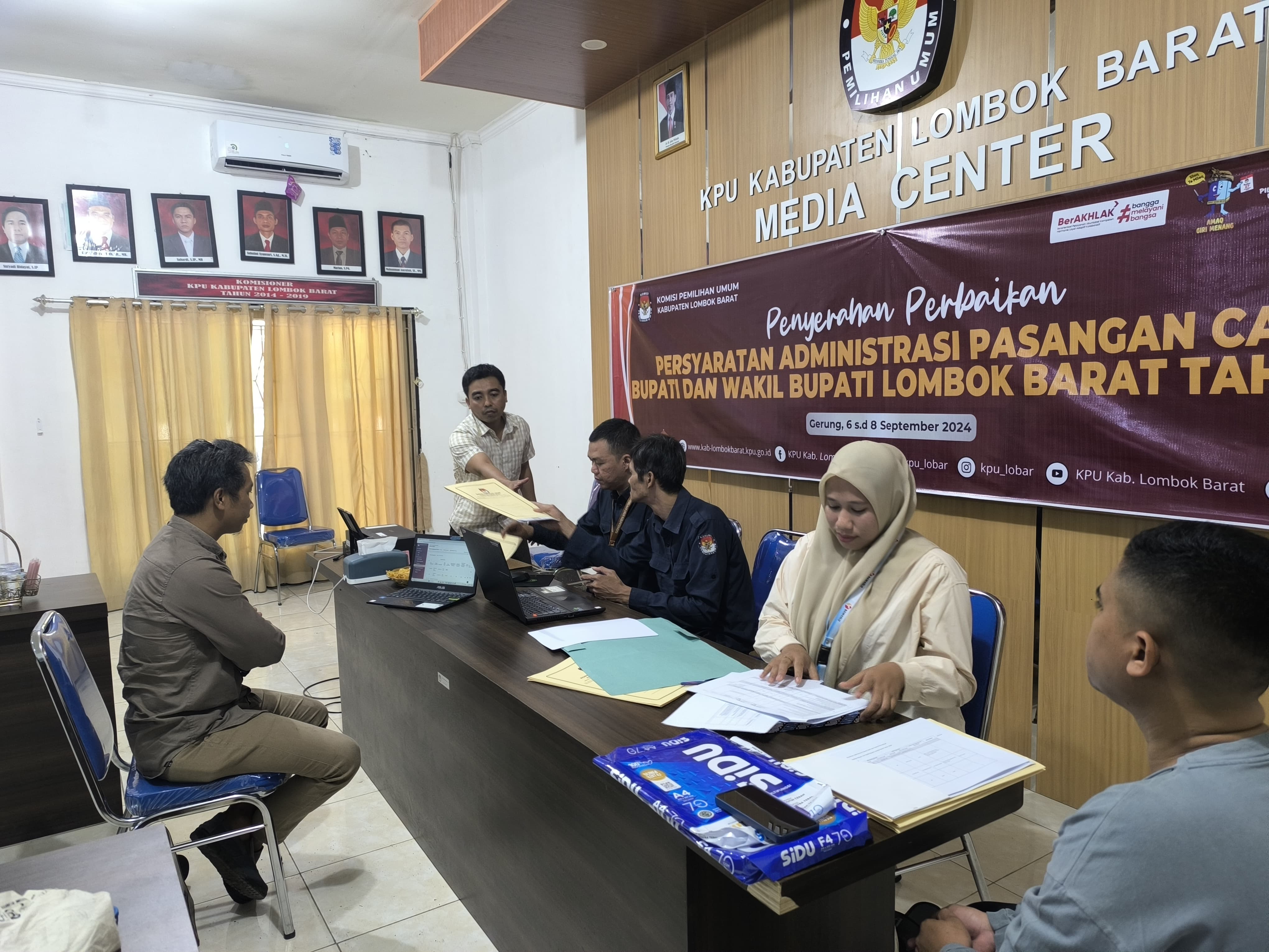 Pemeriksaan berkas hari terakhir Perbaikan Bacalon Bupati dan Wakil Bupati tanggal 08/09/2024 di Kantor KPU LOBAR