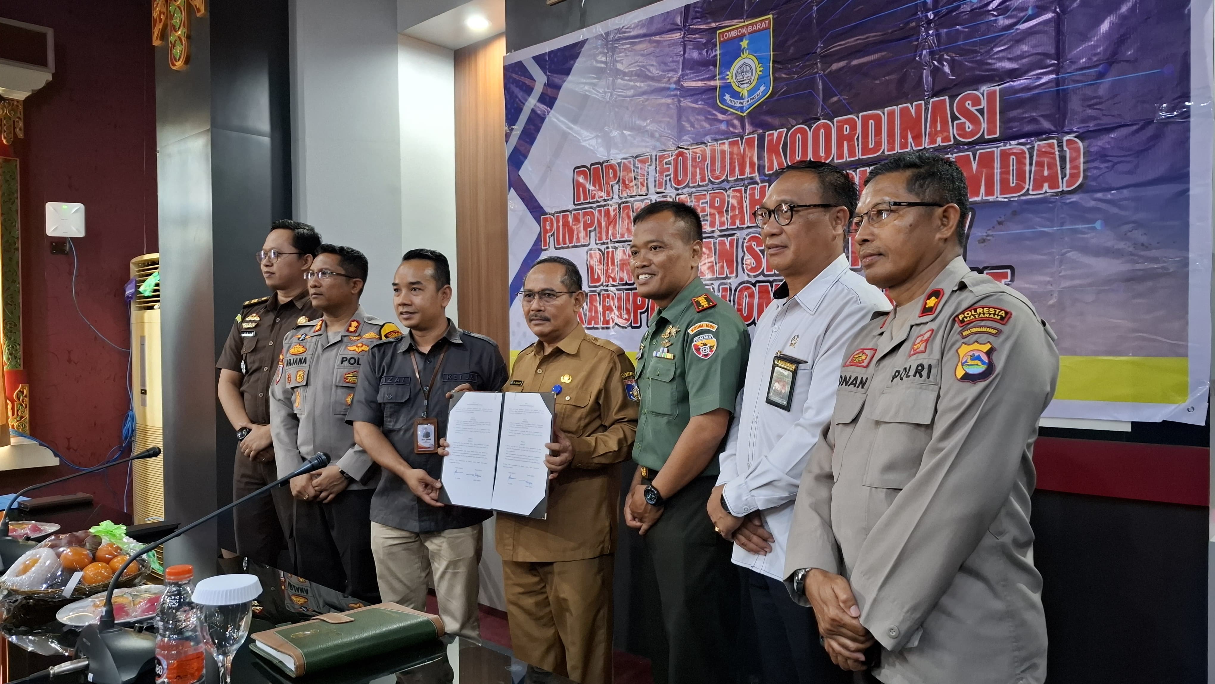 Foto bersama pasca penandatanganan Nota Kesepakatan antara Ketua Bawaslu, Rizal Umami, dan Pj. Bupati Lombok Barat, H. Ilham bertempat di Ruang Rapat Jayengrane Kantor Bupati Kabupaten Lombok Barat pada Senin 09/09/2024.