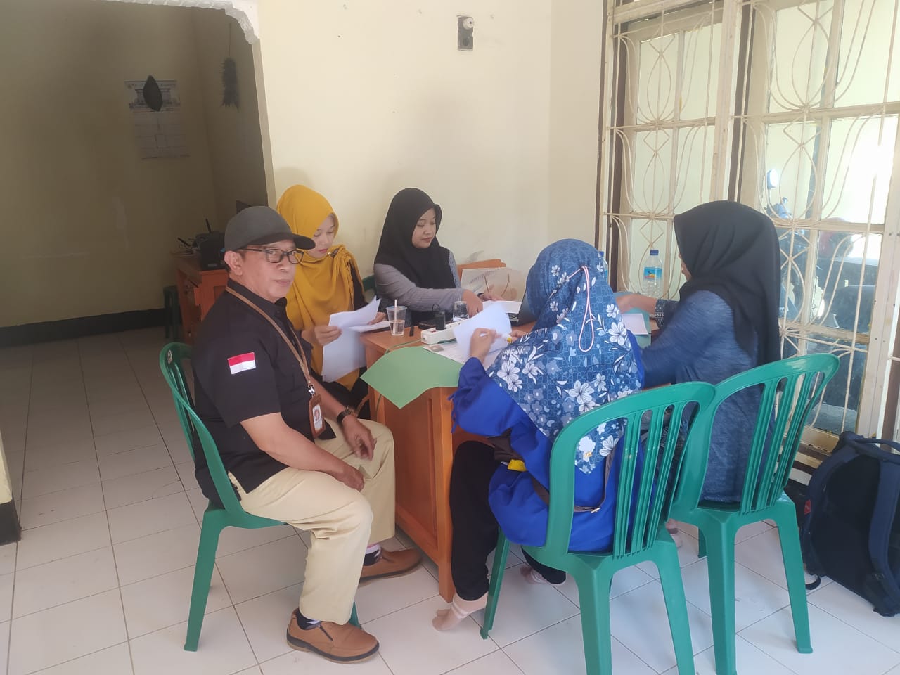 Kordiv. SDMO Bawaslu Kabupeten Lombok Barat, Abdurrahman saat melakukan Monitoring Pendaftaran PTPS di Kecamatan Gunungsari. Rabu 17/09/2024