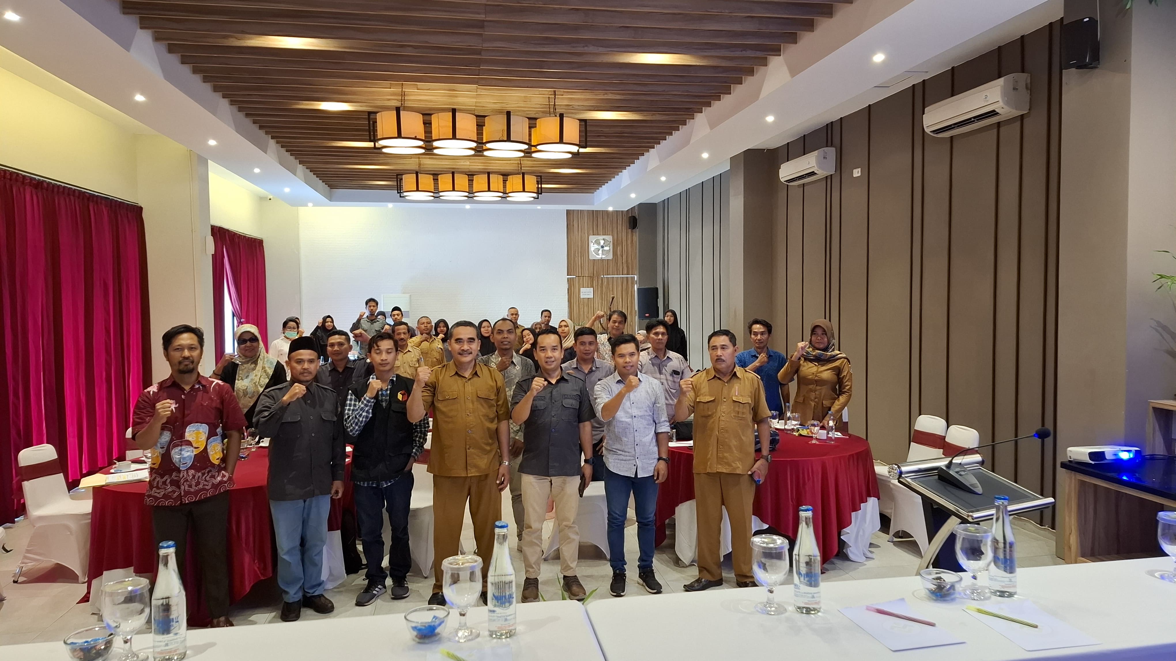 foto bersama kegiatan Rapat Koordinasi Perencanaan Program dan Anggaran Bawaslu Kabupaten Lombok Barat pada Pilkad Serentak Tahun 2024