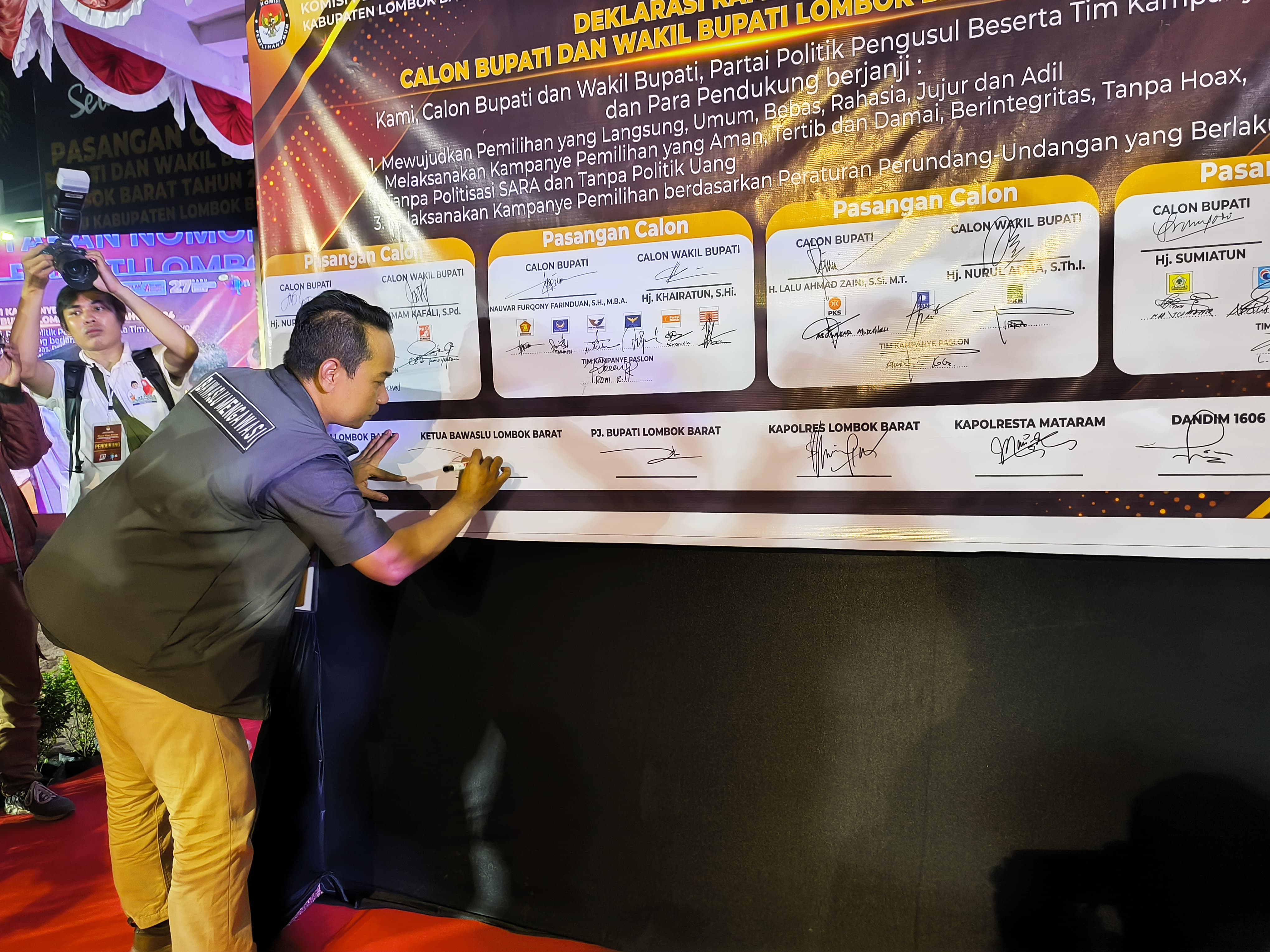 penandatanganan deklarasi kampanye damai untuk Pilkada Kabupaten Lombok Barat