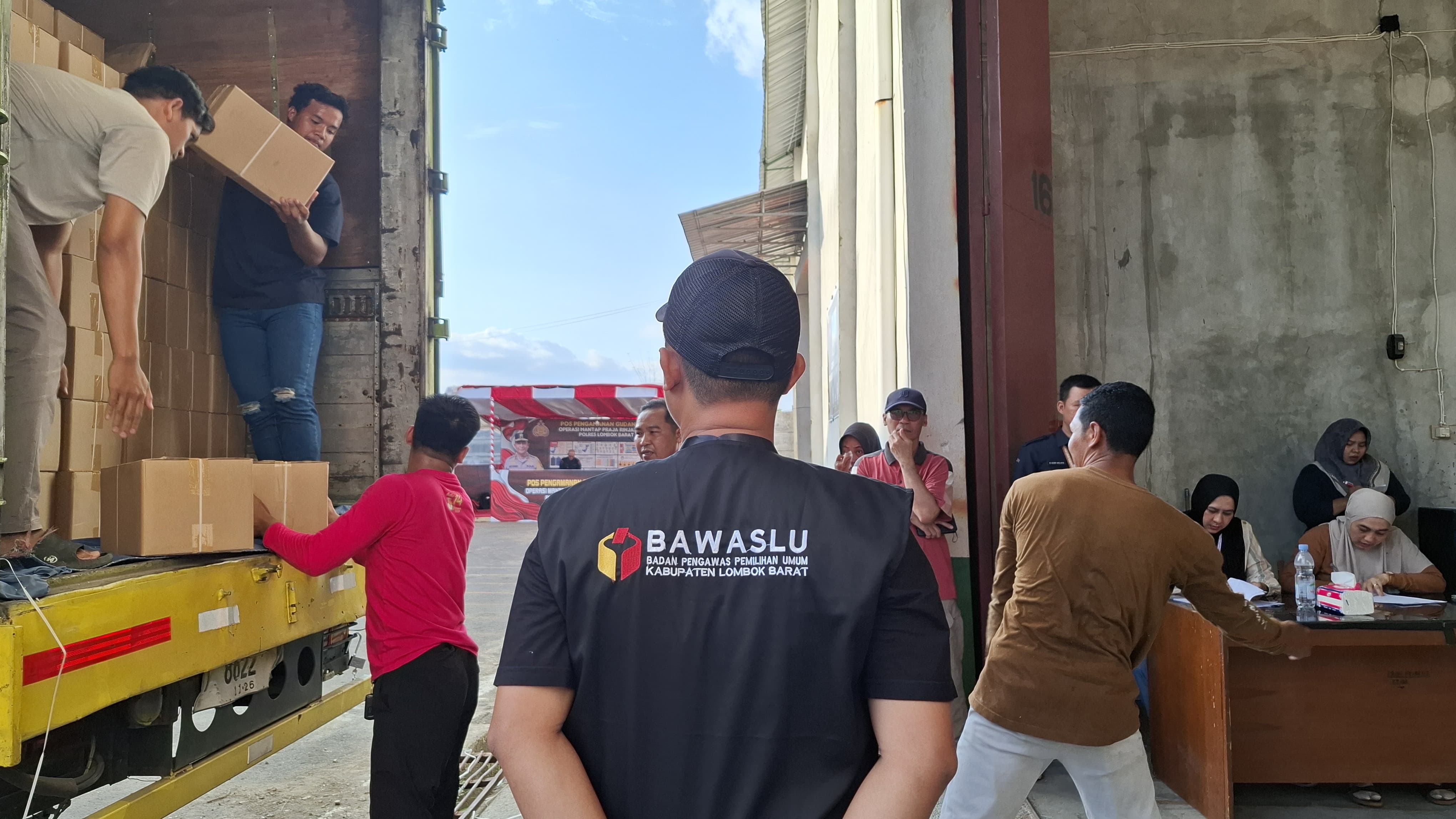Pengawasan Kedatangan Logistik Surat Suara Bupati dan Wakil Bupati, Gubernur dan Wakil Gubernur Lombok Barat di Gudang KPU Lombok Barat.