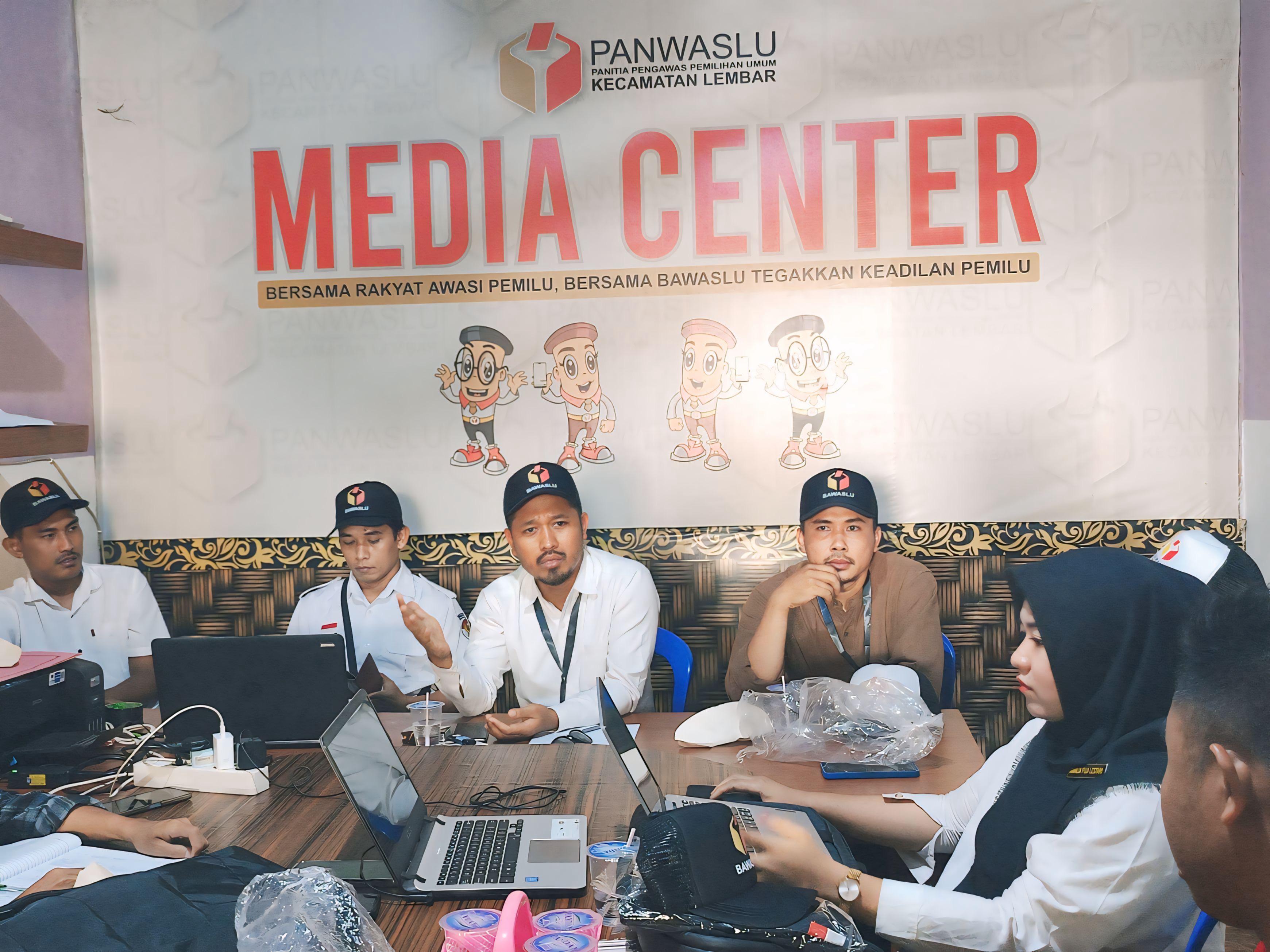 Panwaslu Kecamatan Lembar Melakukan Rapat Koordinasi terkait Netralitas kepala Desa dan Perangkat Desa di Sekretariat Kecamatan Lembar