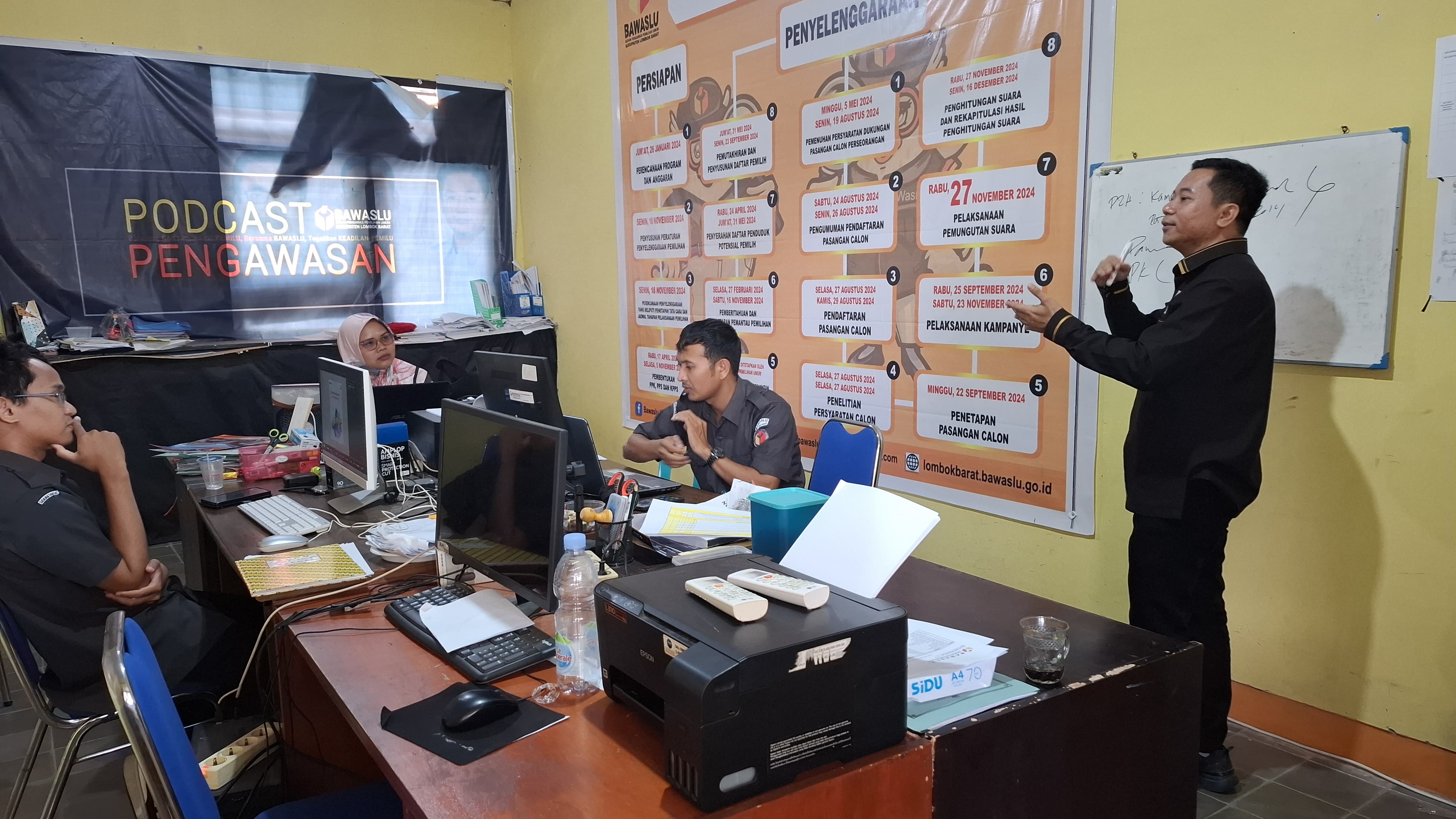 Diskusi terkait Pegawasan DPTb dan DPK Divisi Pencegahan, Parmas & Humas Di Ruang Kerja Kantor Bawaslu Lombok Barat. 