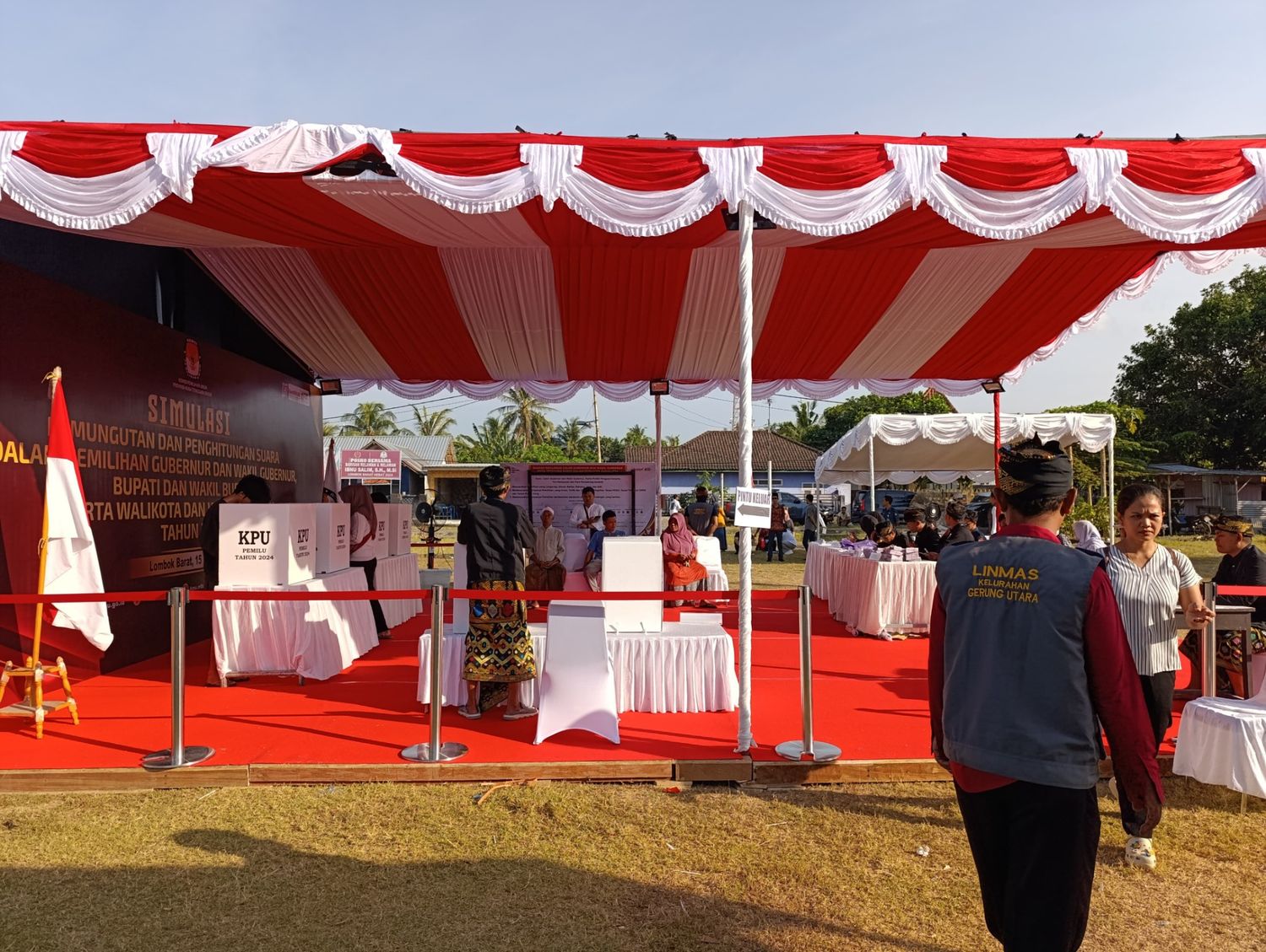 Simulasi Pemungutan dan Perhitungan Suara Pilkada Serentak 2024 di Lapangan Mareje Gerung.Selasa 15/10/24