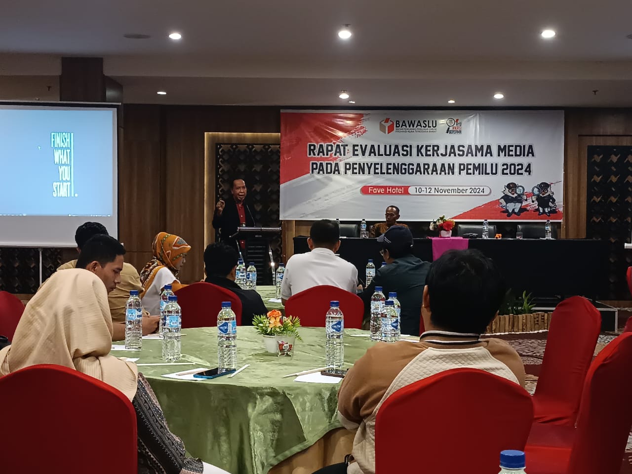 Kepala Sekretariat Bawaslu NTB  Lalu Ahmad Yani SKM., Mkes, (Jas Hitam Sedang Berbicara) dalam  membukaan Kegiatan rapat evaluasi kerjasama media dalam penyelenggaraan Pemilu 2024. Minggu 10/11/2024