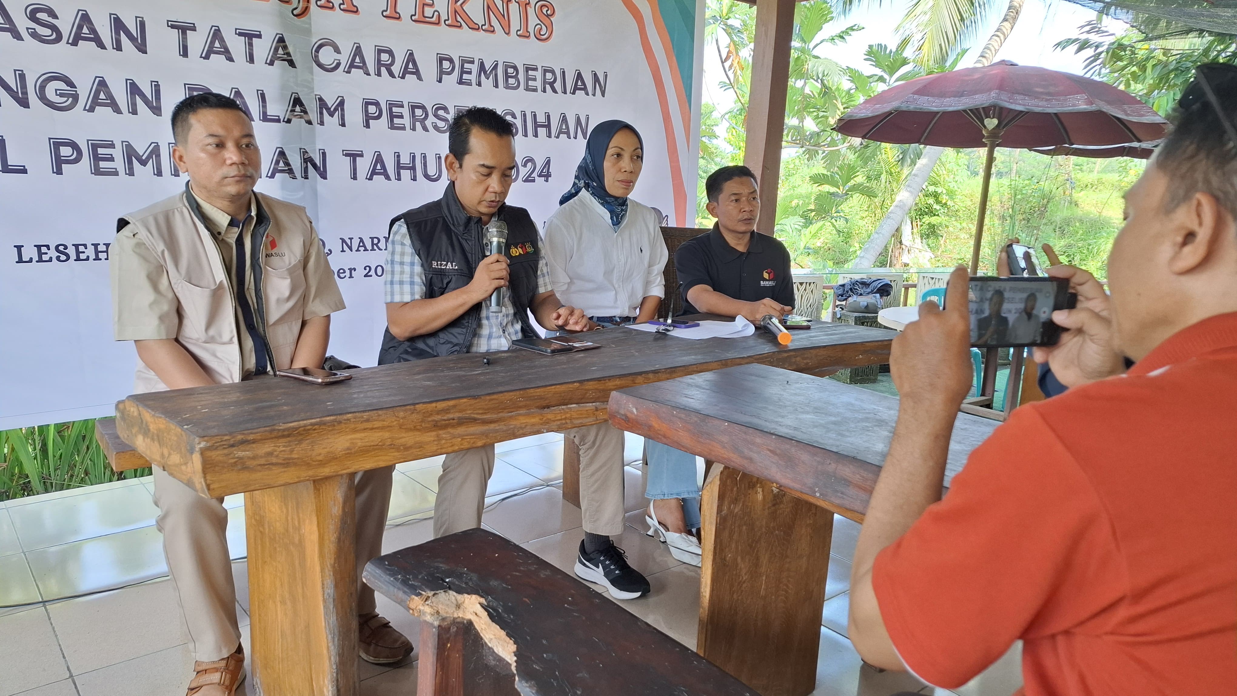Ketua Bawaslu Lobar, Rizal Umami (sedang berbicara) dalam Sambutan & Sekaligus Membuka Acara Rakernis Pengawasan Tatacara Pemberian Keterangan Dalam Perselisihan Hasil Pemilihan Tahun 2024 di Lesehan Tanak Maiq, Namada. 02/11/2024