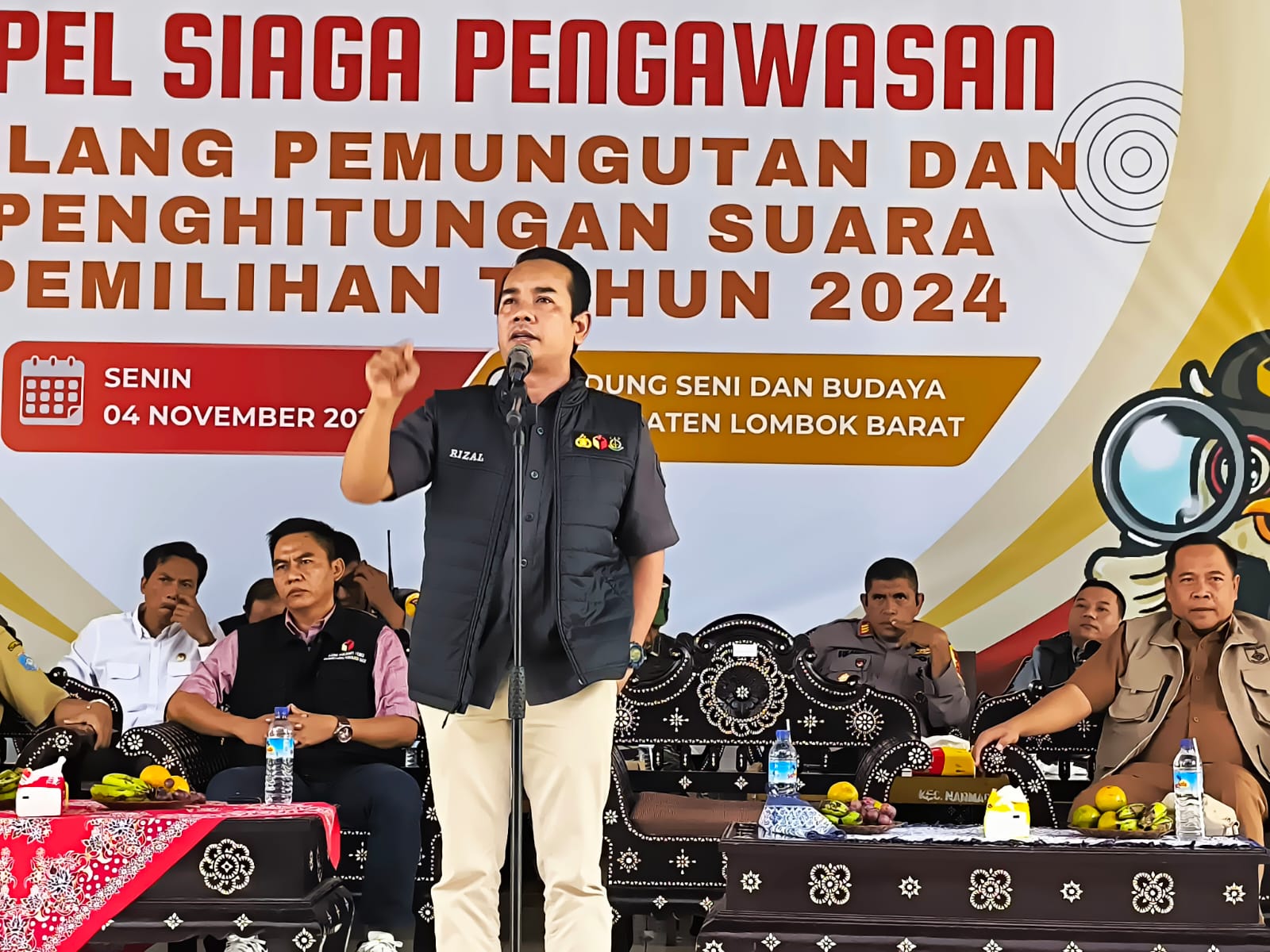 Amanat Ketua Bawaslu Kabupaten Lombok Barat, Rizal Umami di Apel Siaga Pengawasan Jelas Pemungutan dan Perhitungan Suara Pemilihan Serentak tahun 2024 di Gedung Seni & Budaya Narmada. 04/11/2024