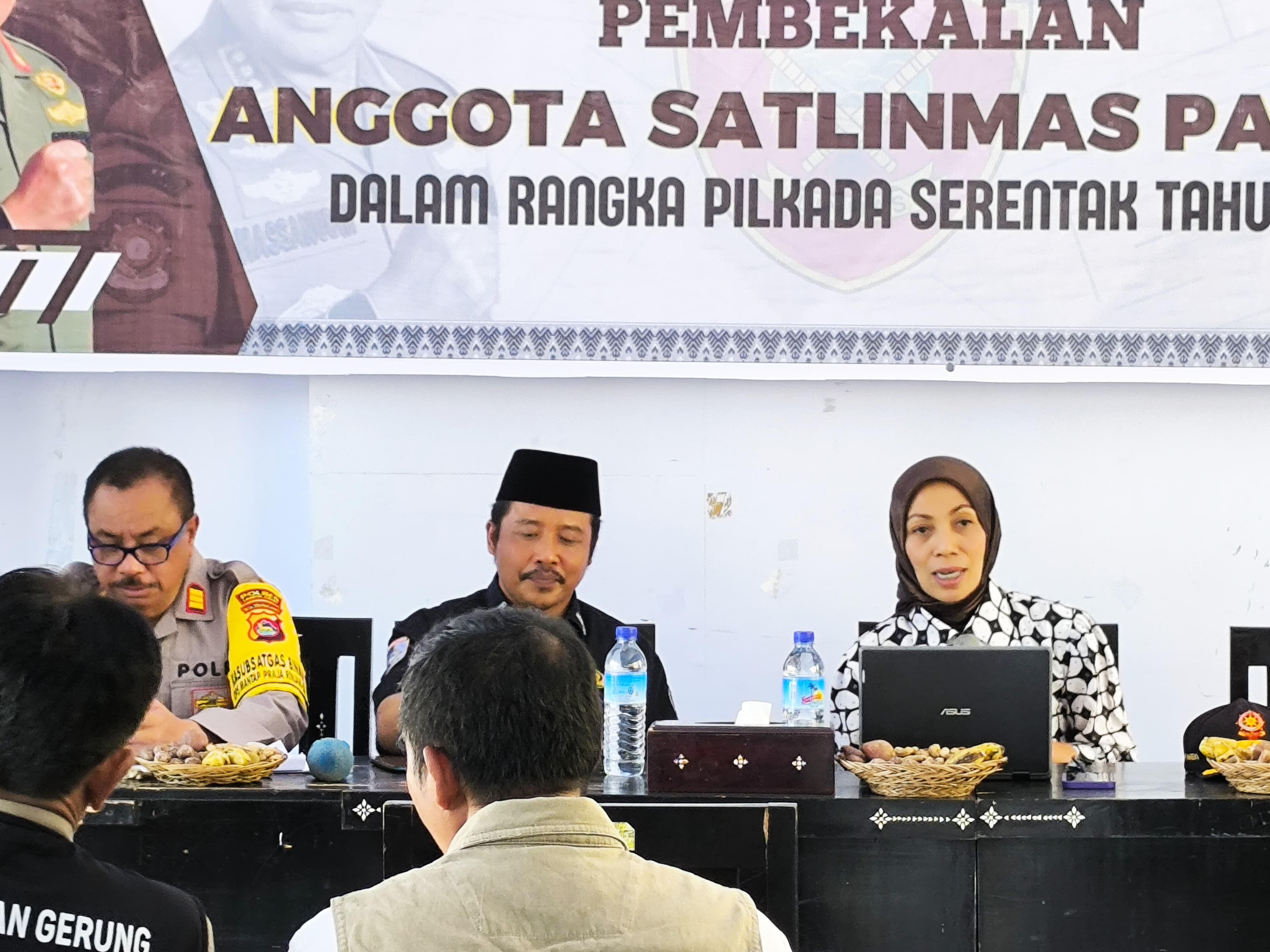 Penyampaian Materi Kordiv.HPS Bawaslu Lobar Hesty Rahayu., S.T., MM pada Pembekalan Anggota Satlinmas Kabupaten Lombok Barat di Kantor PolPP Kabupaten Lombok Barat. Rabu 06/11/2024