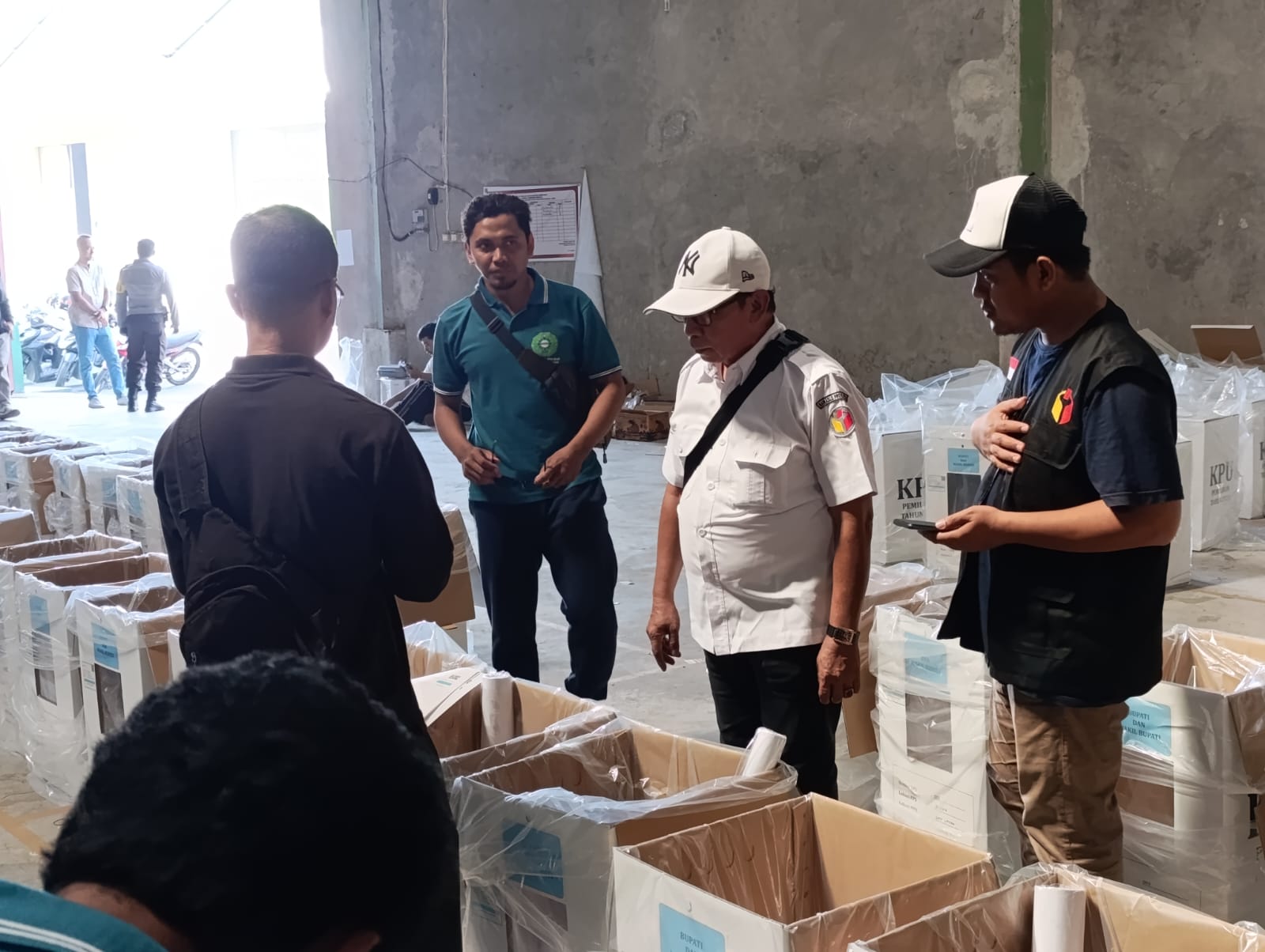 Anggota Bawaslu Lobar (Abdurrahman) Melakukan Pengawasan pemeriksaan dan pengemasan logistik Pemilu Serentak 2024 di Gudang KPU Lobar. 06/11/2024