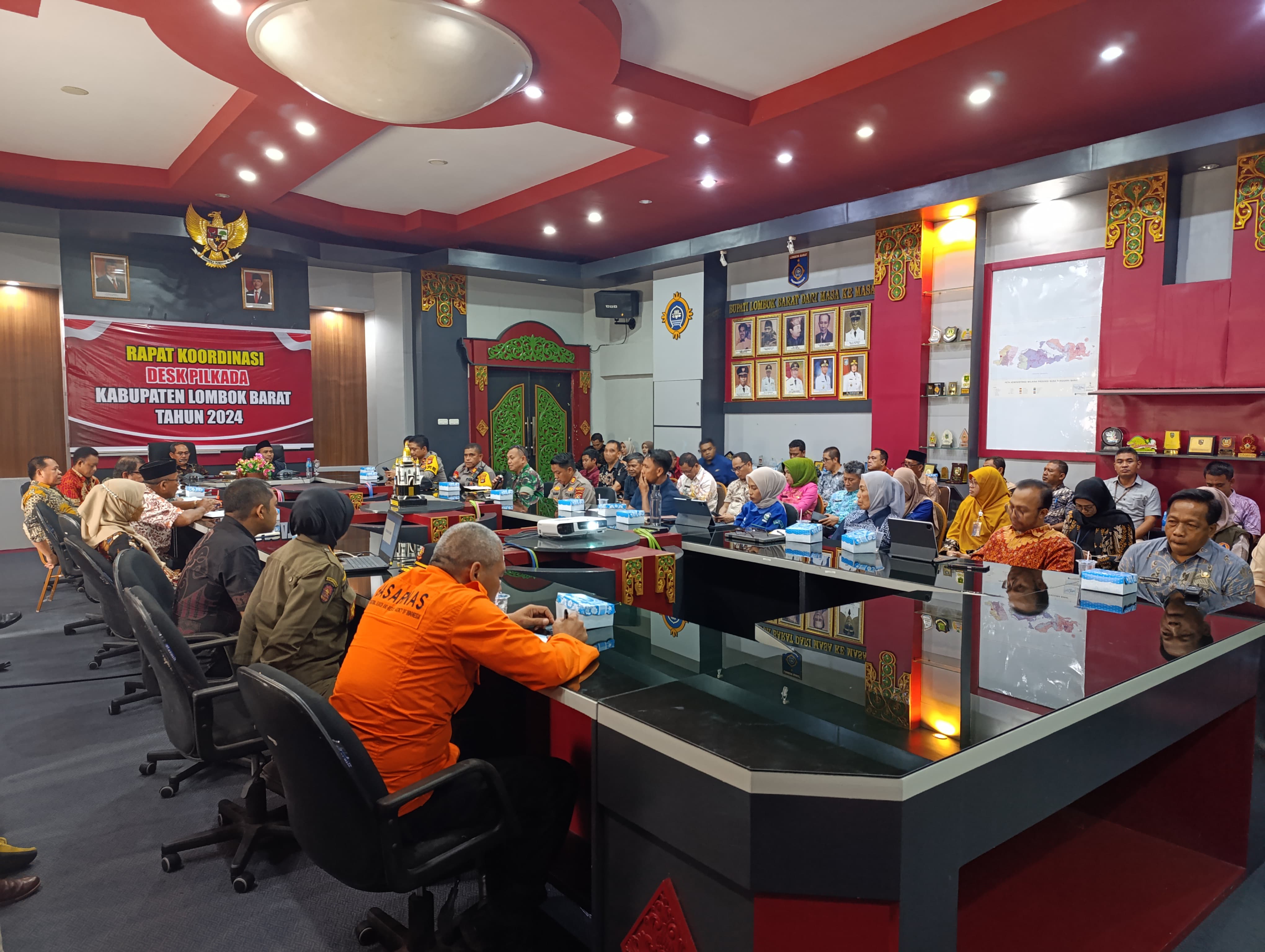 Anggota Bawaslu Kabupaten Lombok Barat, Hesty Rahayu., S.T., MM dalam Rapat koordinasi Deks Pilkada Kabupaten Lombok Barat 2024 di ruang rapat Jayengrane, Kantor Bupati Lombok Barat pada Kamis 14/11/2024