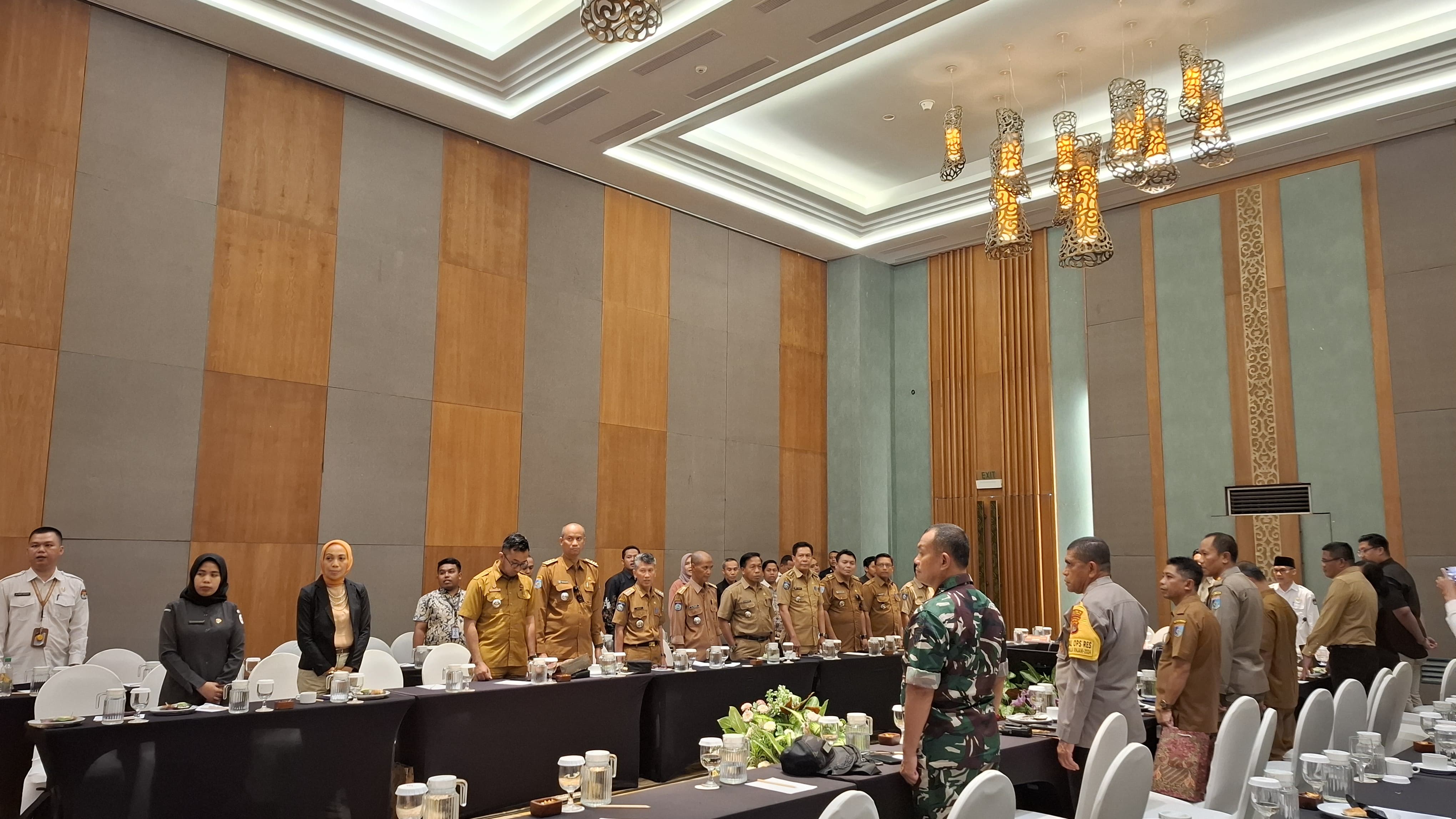 Anggota Bawaslu Lobar, Hesty Rahayu., S.T.,MM (Jilbab Orange) Saat  Pembukaan Acara Rapat Koordinasi Persiapan Pengelolaan Logistik Pemilihan Gubernur dan Wakil Gubernur Nusa Tenggara Barat (NTB) serta Bupati dan Wakil Bupati Lombok Barat 2024.Senin 18/11