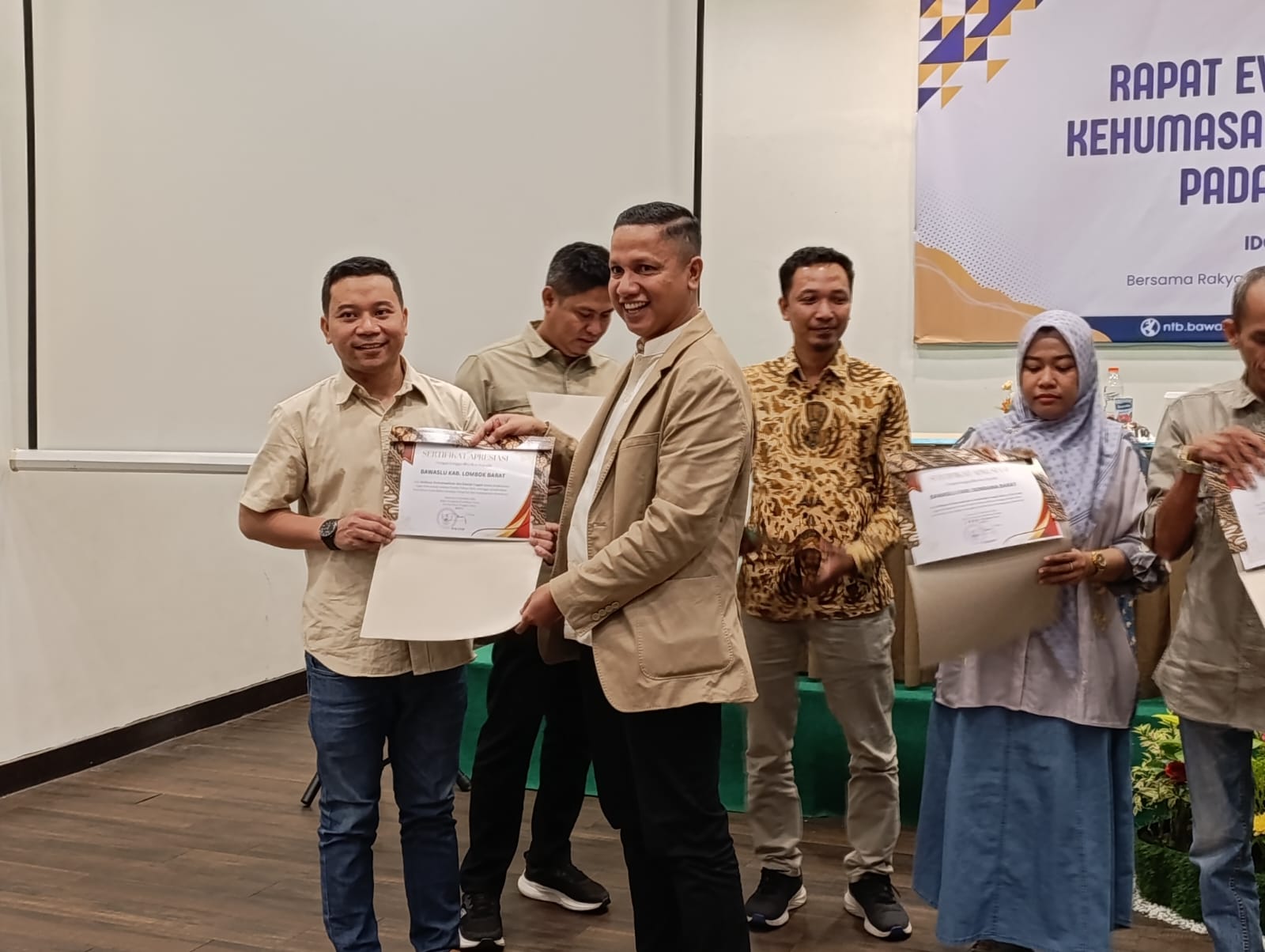 Penyerahan Penghargaan Yang Dilakukan Anggota Bawaslu Prov NTB dan Kordiv Pencegahan Parmas Humas Bawaslu Lobar di Idoop Hotel.06/12/2024