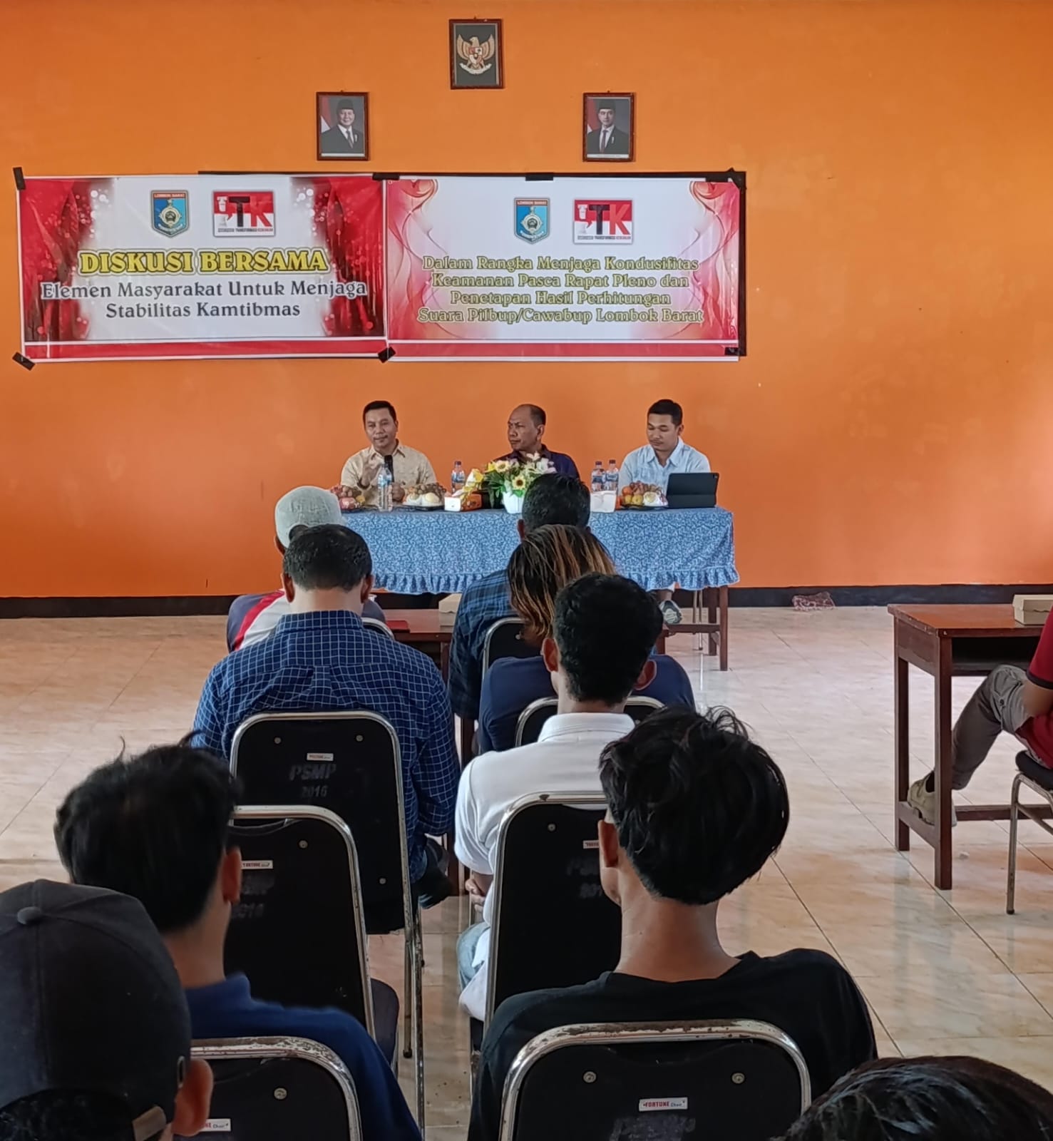 Anggota Bawaslu Lobar, Samsul Hadi menjadi narasumber di acara diskusi bertajuk Membangun Hubungan Sosial Pasca Pemungutan Suara dan Menjaga Stabilitas Kamtibmas.  pada Kamis, 19 Desember 2024, bertempat di Sanggar Mutu, Jalan Gerung Utara, Kecamatan Gerung