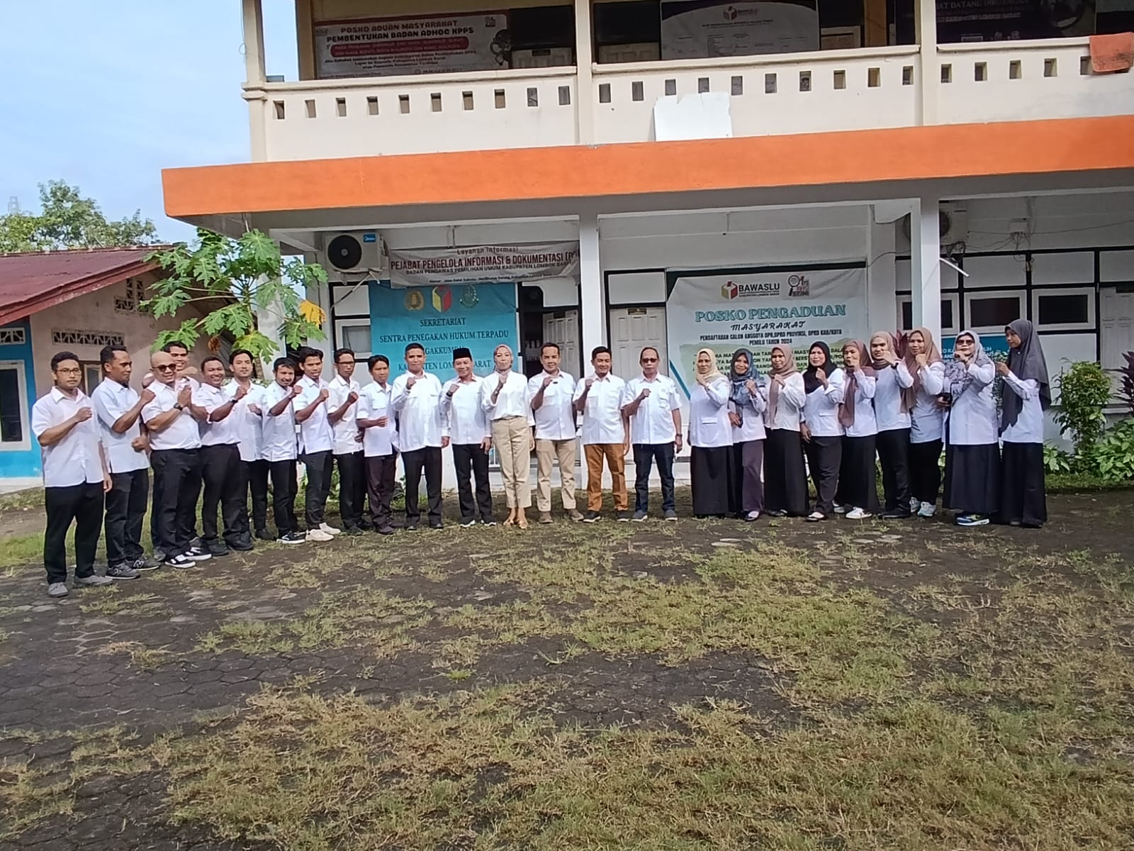 Foto Bersama Pasca Apel Peringatan HUT BAWASLU Ke 17 di Kantor Bawaslu Lombok Barat pada 09/04/2025