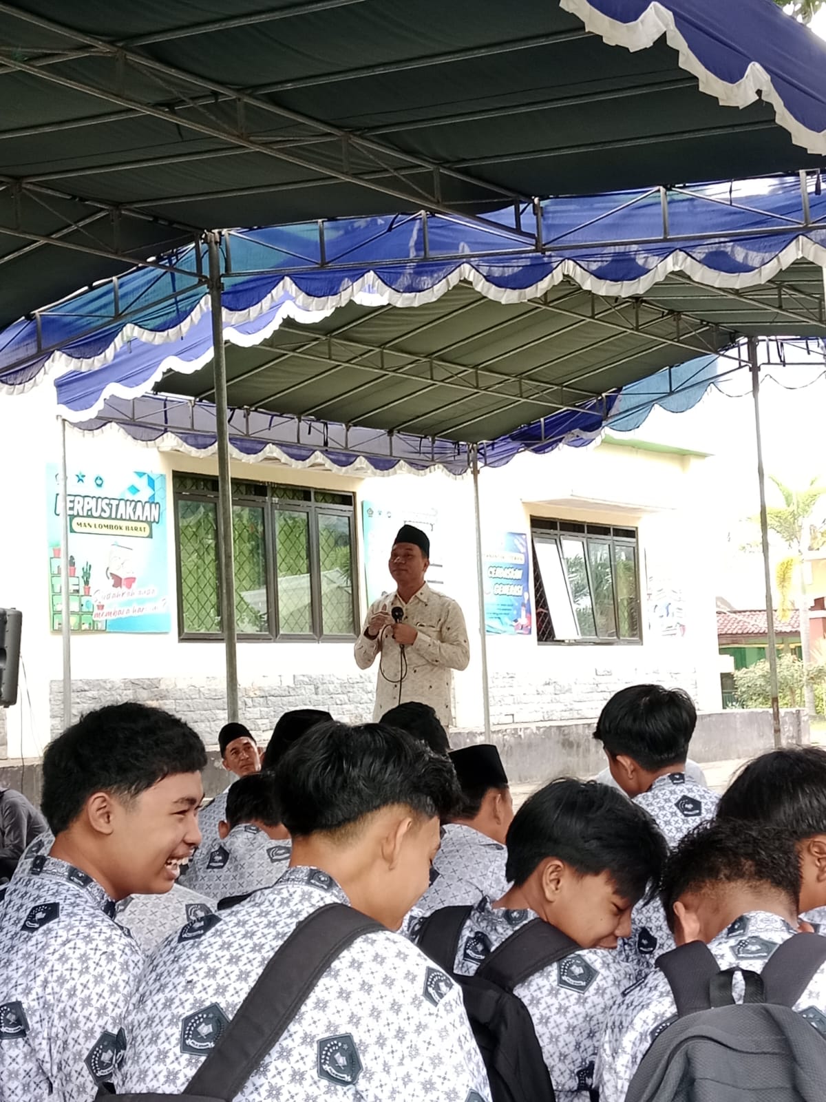Samsul Hadi, Kordiv P2H Bawaslu Lobar Saat menyampaikan materi di MAN Lombok Barat.Jum'at 09/05/2025 