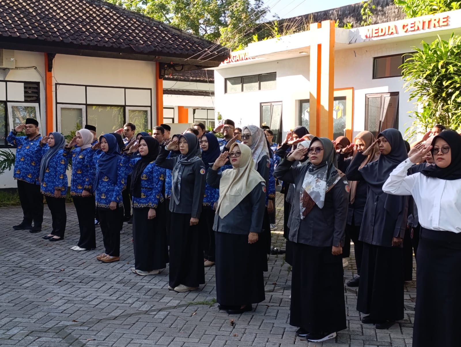 Bawaslu Kabupaten Lombok Barat dalam Pelaksanaan Apel memperingati hari lahir pancasila di Kantor Bawaslu Provinsi NTB. Senin 02 Juni 2025