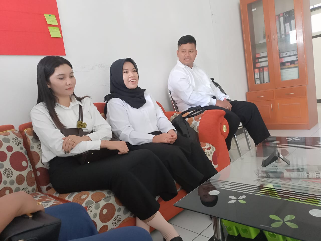 penyambutan Tiga CPNS yang yaitu Ni Kadek Rika Yunita, Doni Briliant sebagai, dan Auliya Haris di Ruang Kerja kantor Bawaslu Lombok Barat.(03/06)