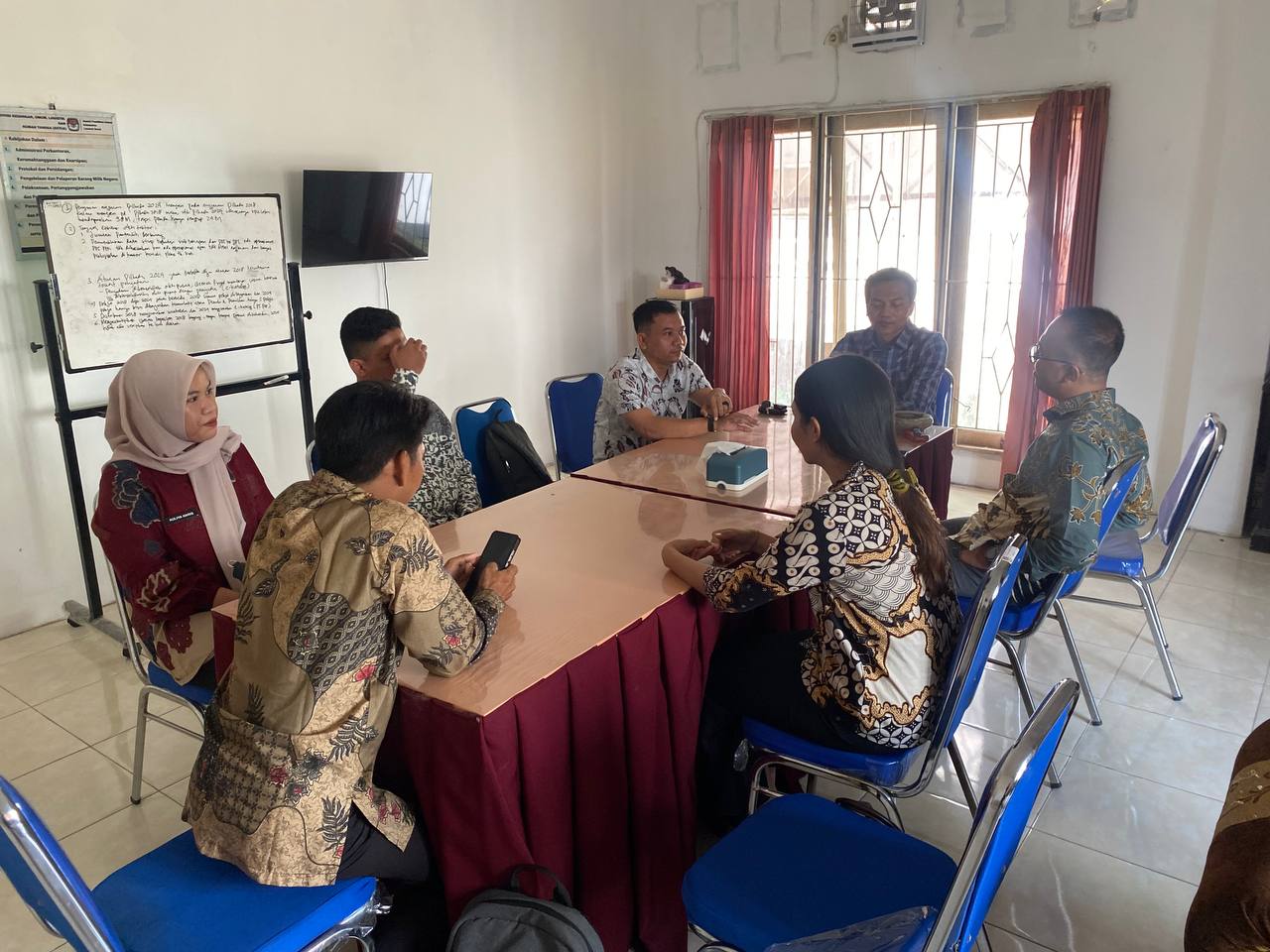 anggota Bawaslu Kabupaten Lombok Barat, Samsul Hadi, bersama staf dan CPNS Bawaslu, melakukan koordinasi ke Kantor Komisi Pemilihan Umum (KPU) Kabupaten Lombok Barat pada Kamis, 19 Juni 2024. Kegiatan berlangsung di Kantor KPU Kabupaten Lombok Barat yang beralamat di Jl. Penas IX No.10, Dasan Geres, Kecamatan Gerung.