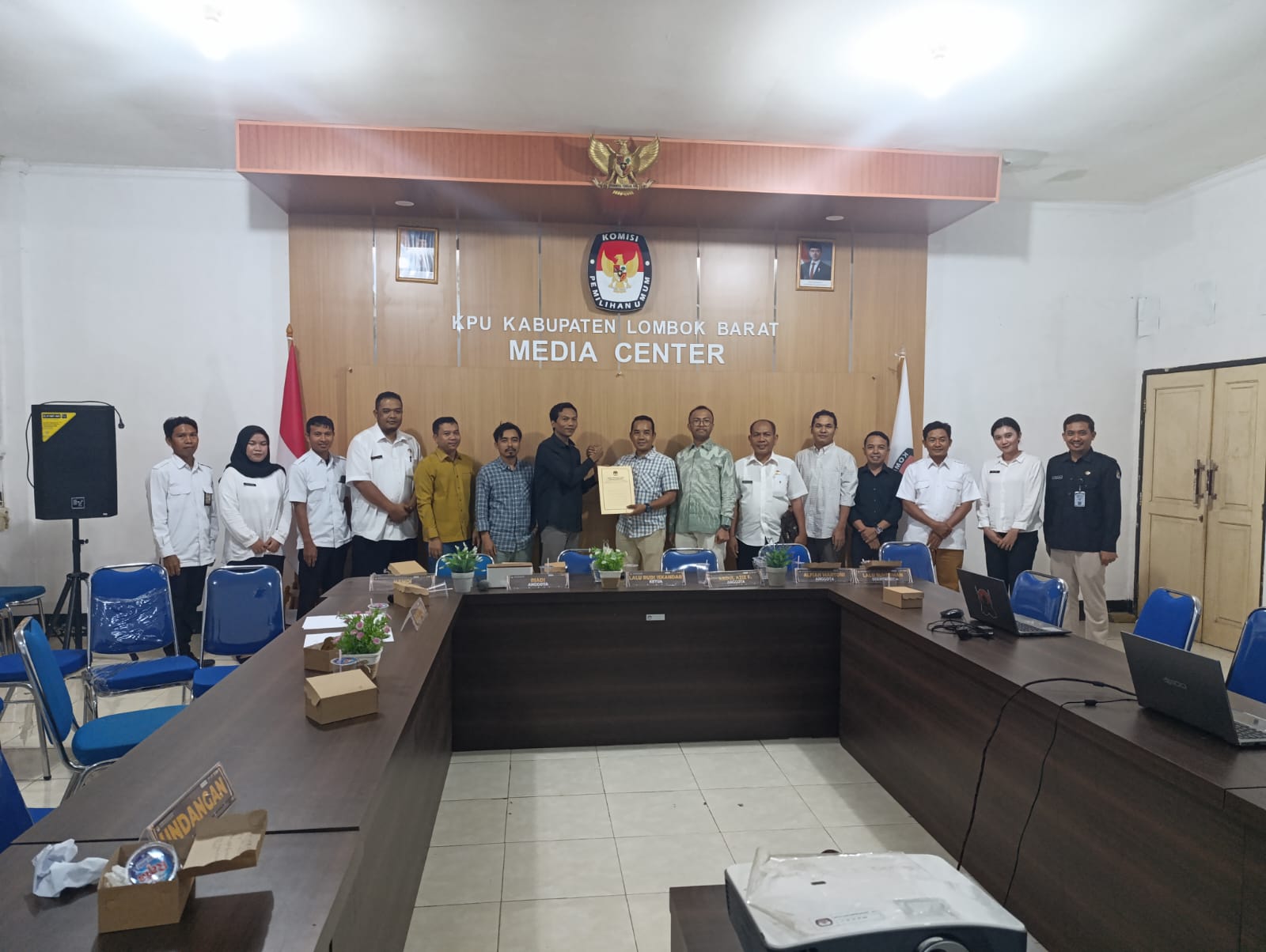 Foto bersama penyerahan BA Rapat Pleno Terbuka Rekapitulasi Pemutakhiran Data Pemilih Berkelanjutan (PDPB) Triwulan II. Rabu, 2 Juli 2025