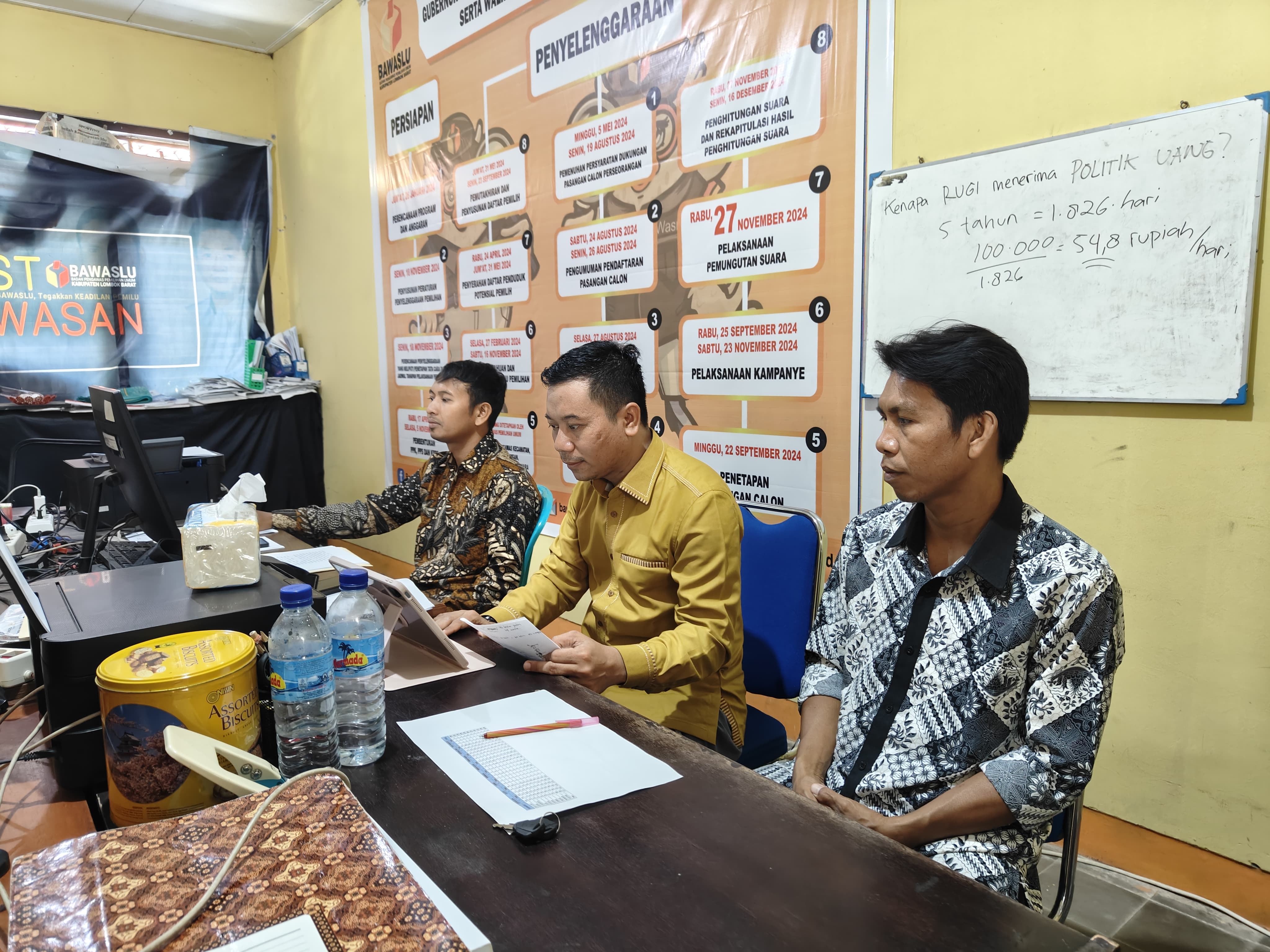 Koordinatir Divisi Pencegahan Parmas dan Humas Bawaslu Lombok Barat, Samsul Hadi mengikuti zoom Rapat Konsolidasi Hasil Pengawasan Pemutakhiran Daftar Pemilih Berkelanjutan (DPB) Triwulan II, Kamis, 3 Juli 2024