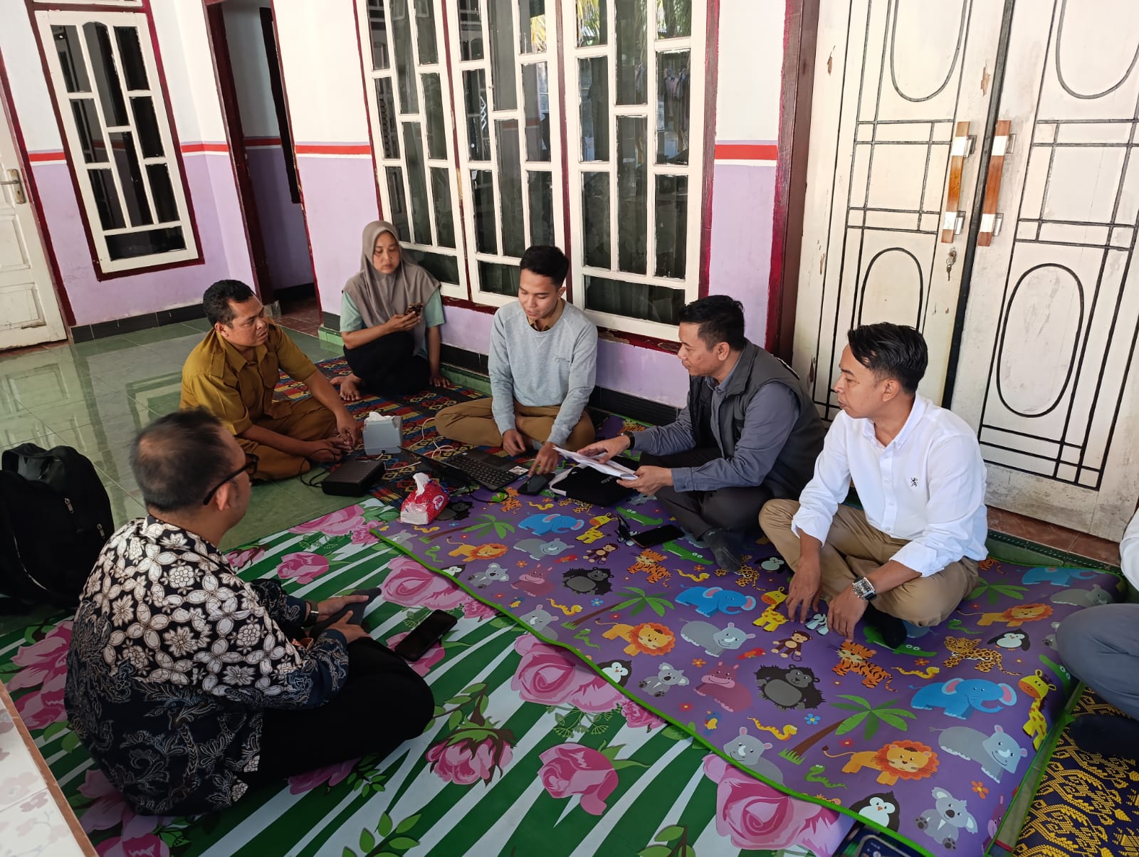 Koordinator Divisi Pencegahan Parmas dan Humas Bawaslu Lombok Barat, Samsul Hadi melakukan Verifikasi Faktual terhadap daftar pemilih ganda