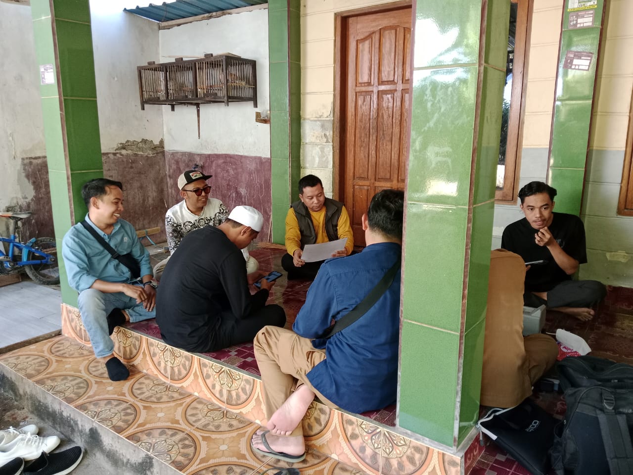 Anggota Bawaslu Lobar, Samsul Hadi dalam Verifikasi Pemilih Ganda NIK di Desa Suka Makmur