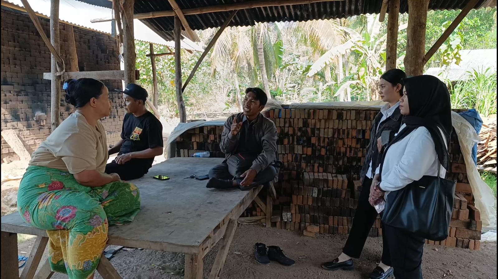 Badan Pengawas Pemilihan Umum (Bawaslu) Kabupaten Lombok Barat melakukan penelusuran data pemilih Tidak Memenuhi Syarat (TMS) di Desa Suka Makmur, Kecamatan Gerung, pada Senin (14/07)