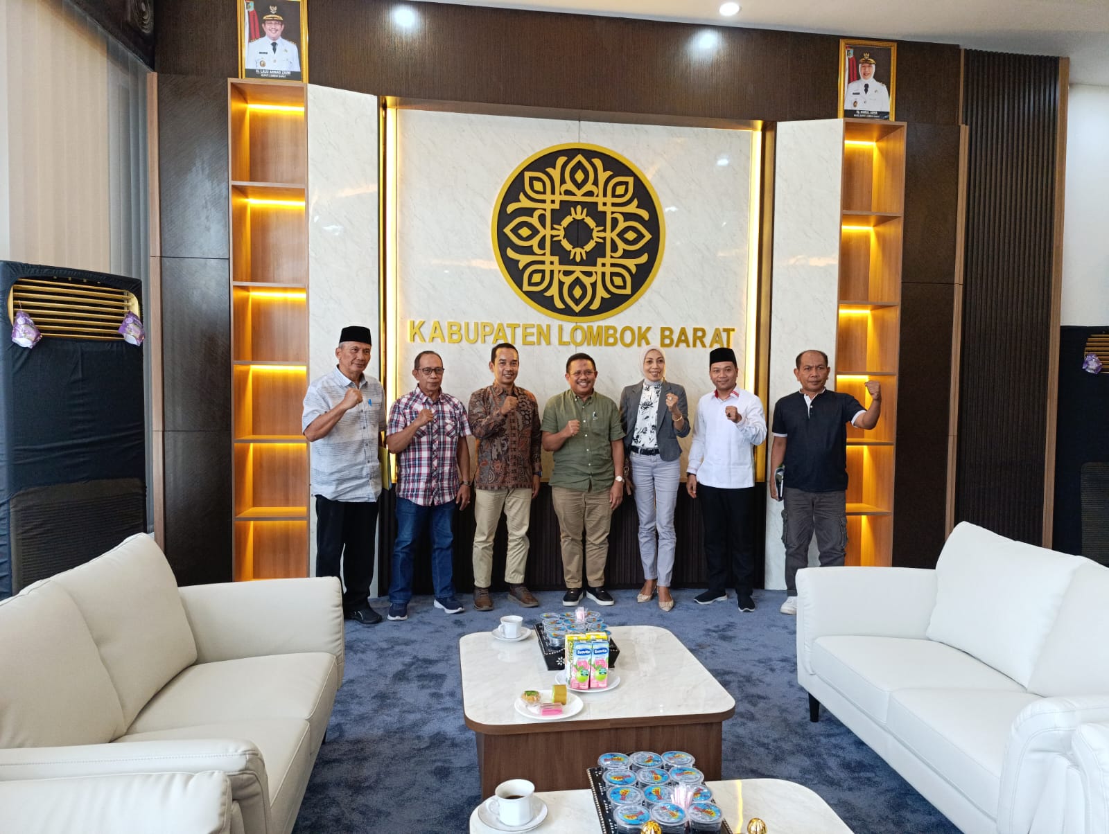 Ketua & Anggota Bawaslu Lombok Barat dalam sesi Foto Bersama Silaturrahmi ke Bupati. 18/07/2025 