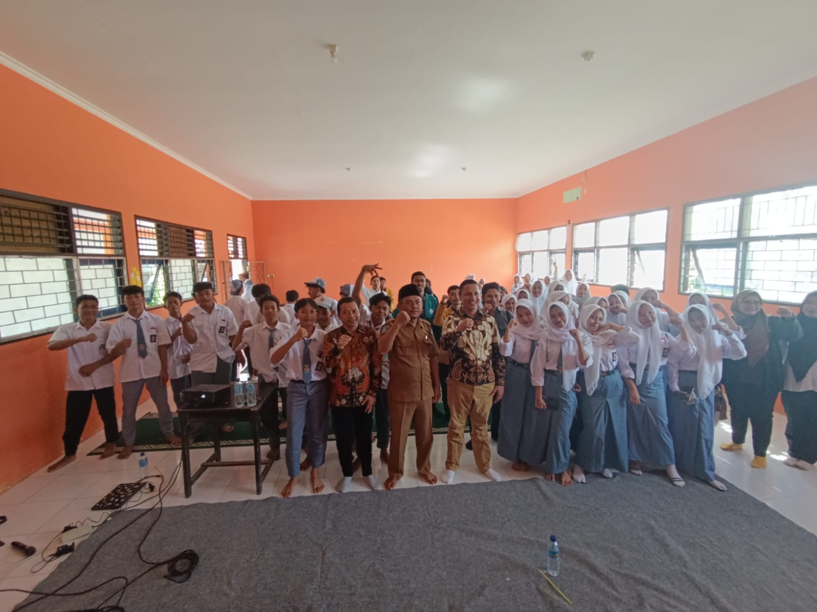 foto bersama pasca sosialisasi pengawasan partisipatif di SMKN 1 Kediri. Senin 04/08/2025