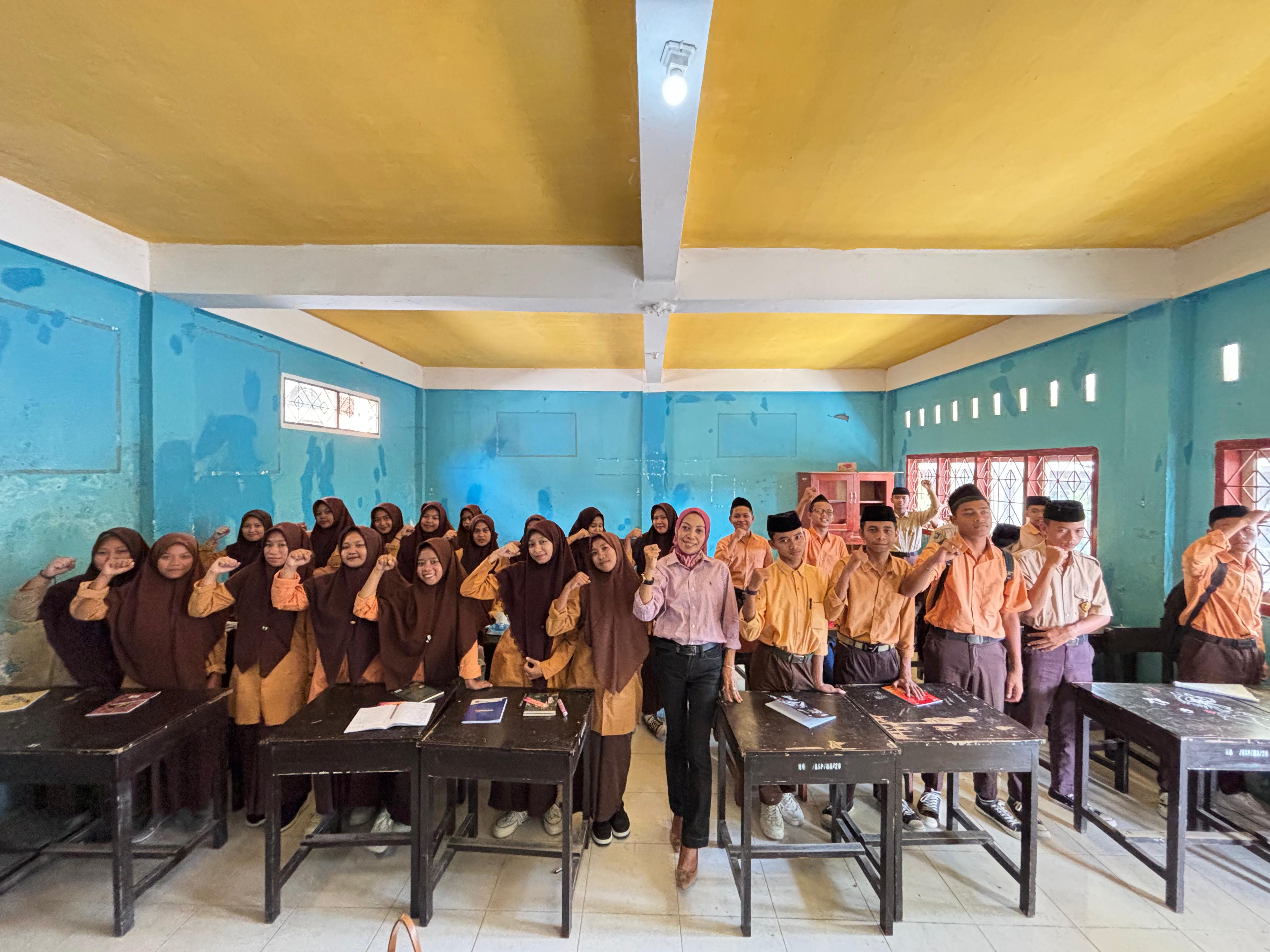 Hesty Rahayu (Tengah) dalam Sesi Foto Bersama pasca sosialisasi di Madrasah Aliyah Nujumul Huda, Sabtu 09/08/2024