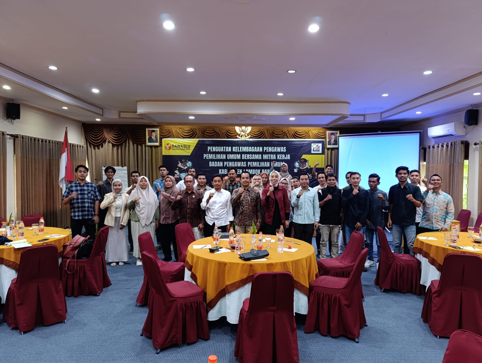 Foto bersama Pasca Pembukaan Kegiatan Penguatan kelembagaan Pengawas Pemilu Bersama Mitra Kerja Bawaslu Lombok Barat.     kamis 21/08/25