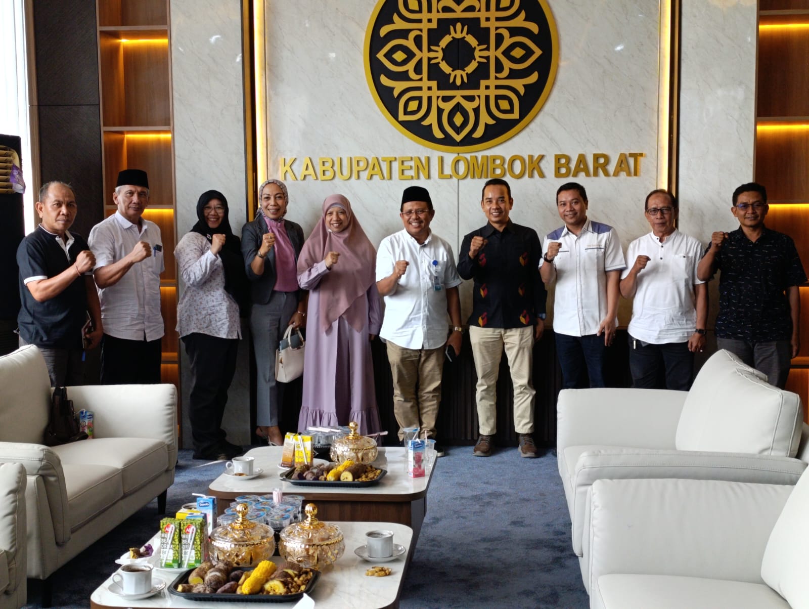 Ketua dan Anggota Bawaslu Lobar Saat melakukan Foto Bersama pasca Koordinasi Dengan Bupati Lobar bertempat di Kantor Bupati Lombok Barat Jl. Soekarno – Hatta, Giri Menang, Gerung. Jum'at 26/09/2025