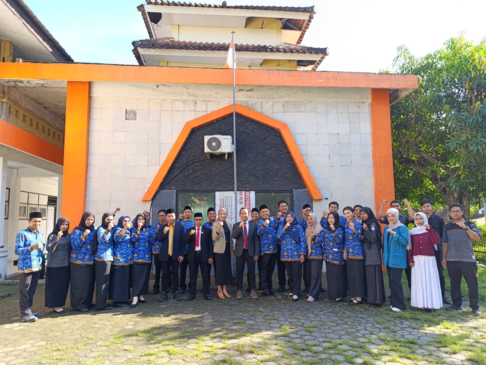 Foto Bersama Pasca Upacara Hari Kesaktian Pancasila 2025 pada Rabu, 1 Oktober 2025 di Kantor Bawaslu Kabupaten Lombok Barat.