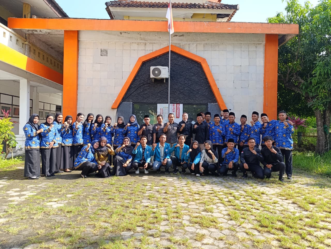 Foto Bersama Dalam Apel Peringatan Hari Sumpah Pemuda 2025 di Bawaslu Kabupaten Lombok Barat