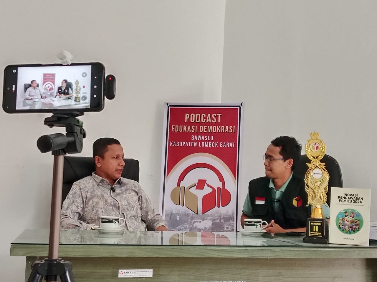 Kordiv P2H Bawaslu NTB, Hasan Basri dalam Podcast Edukasi Demokrasi Bawaslu Lobar. Jum'at 28/11/2025
