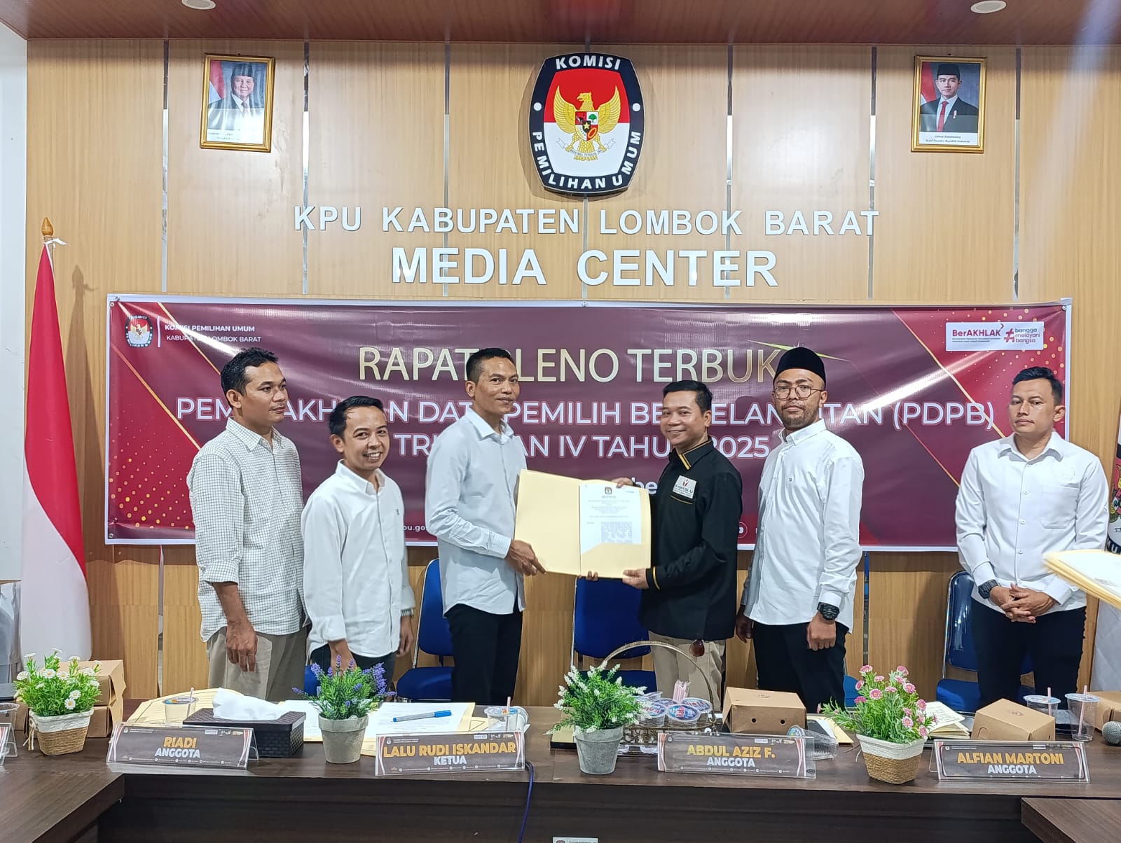 Koordinator Divisi P2H Bawaslu Lobar, Samsul Hadi (baju hitam) Serah Terima SK dan BA Pleno  Rekapitulasi PDPB Triwulan IV 2025. Seni 08/12/25