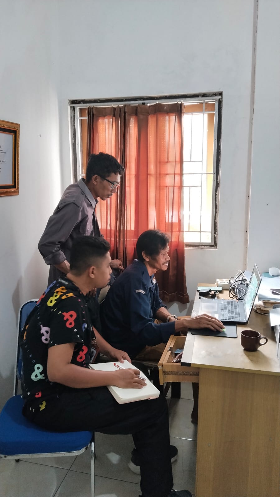 Pengawasan pemutakhiran data dan dokumen Partai Politik di Kantor KPU Kab. Lobar. Selasa 30/12/25