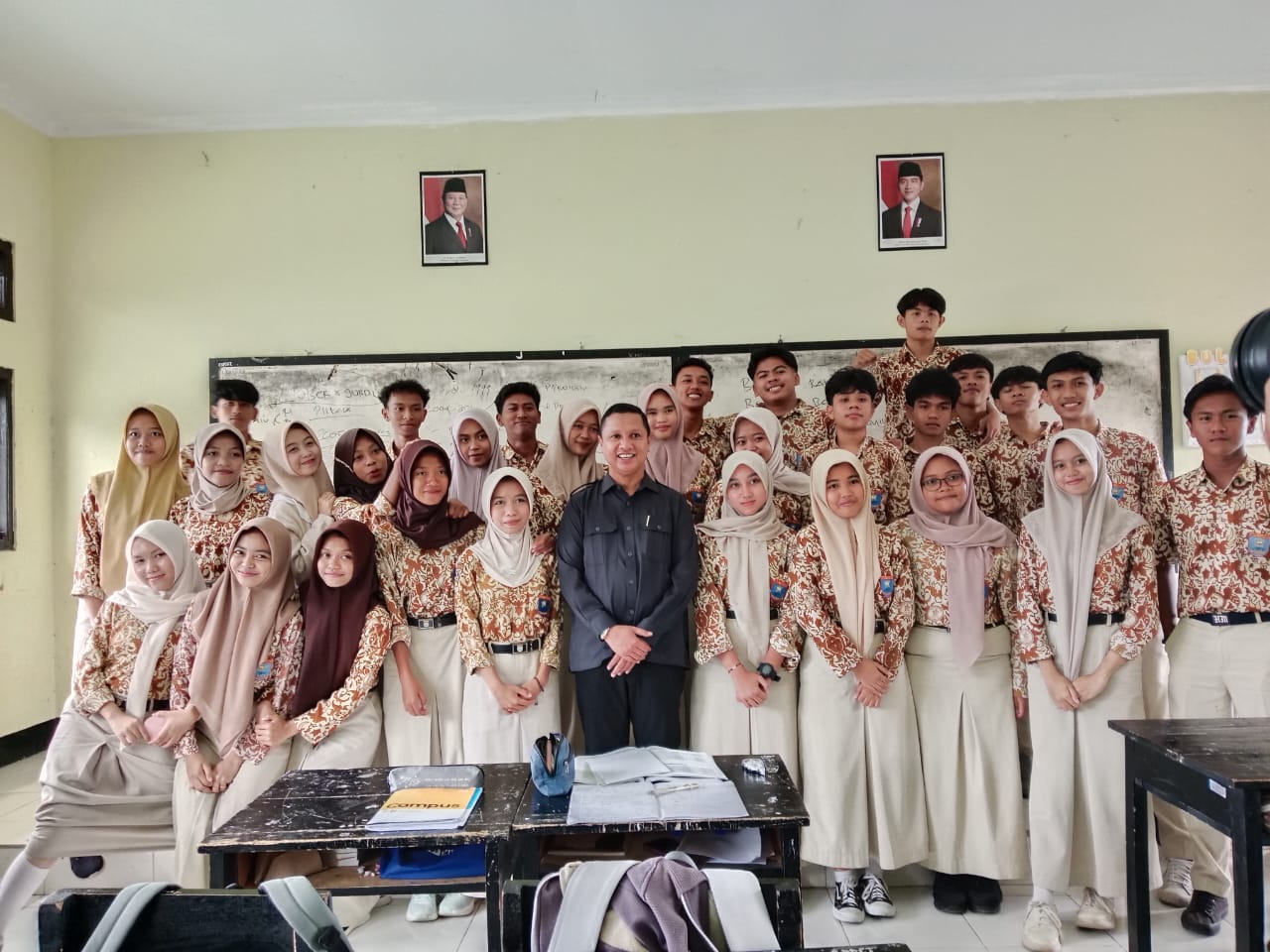 Anggota Bawaslu NTB, Hasan Basri Pasca Bawaslu Mengajar di SMAN 1 Gerung. Kamis/15/01/2026