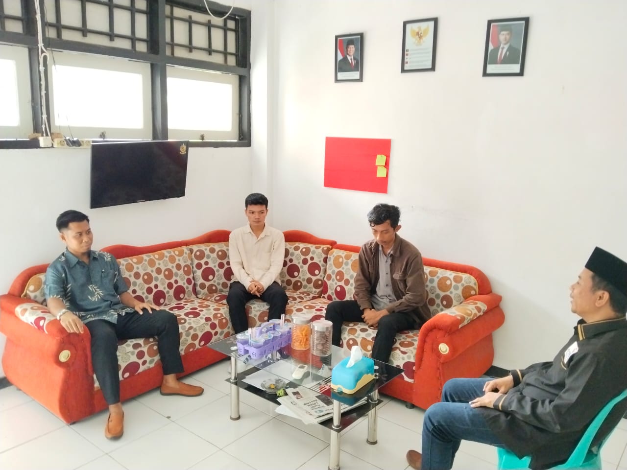 Anggota Bawaslu Lobar Samsul Hadi(mengenakan Peci) Menerima Kunjungan DPL Mahasiswa Magang Universitas Muhammadiyah Mataram.27/01/2027