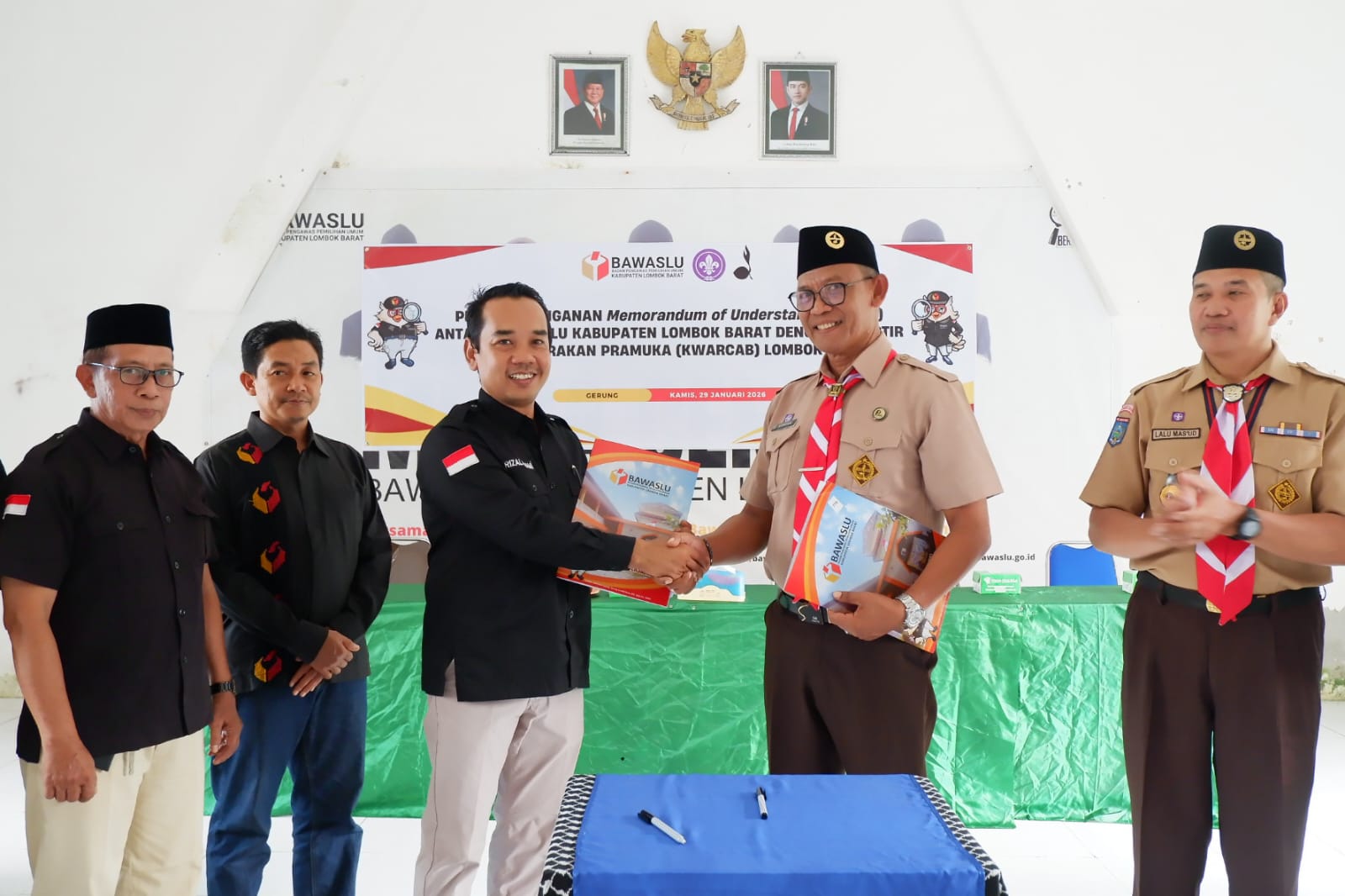 Ketua Bawaslu Lombok Barat, Rizal Umami (baju hitam) Melakukan Penyerahan Dokumen MoU. 29/01/2026