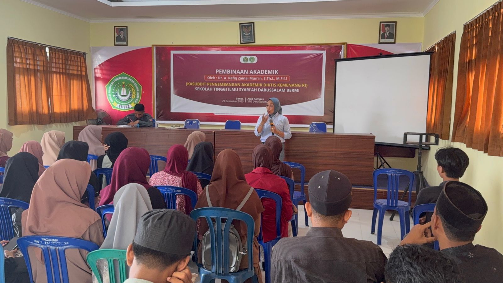 Hesty Rahayu(Kordiv HPS) Bawaslu Lobar Sedang Menyampaikan Materi pada Mahasiswa STISDA Beremi. Senin 09/02/2026