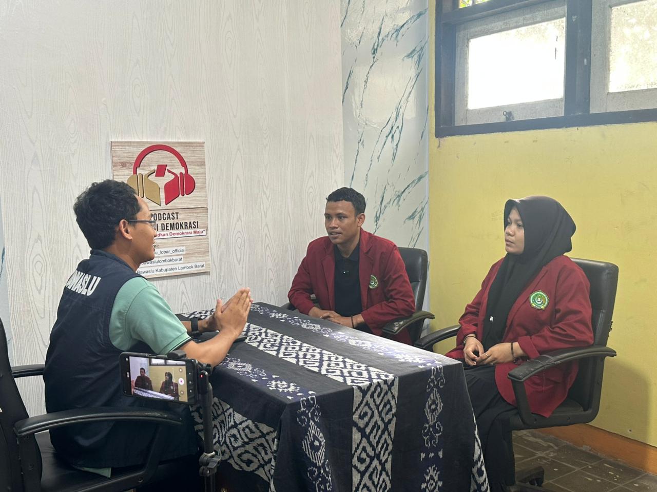 Podcast Edukasi Demokrasi Bawaslu Lobar.13/02/2026