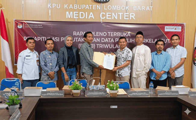 Penyerahan SK,BA Rapat Pleno Terbuka Rekapitulasi Pemutakhiran Data Pemilih Berkelanjutan (PDPB) Triwulan I Tahun 2026. Kamis 02/04/2026 