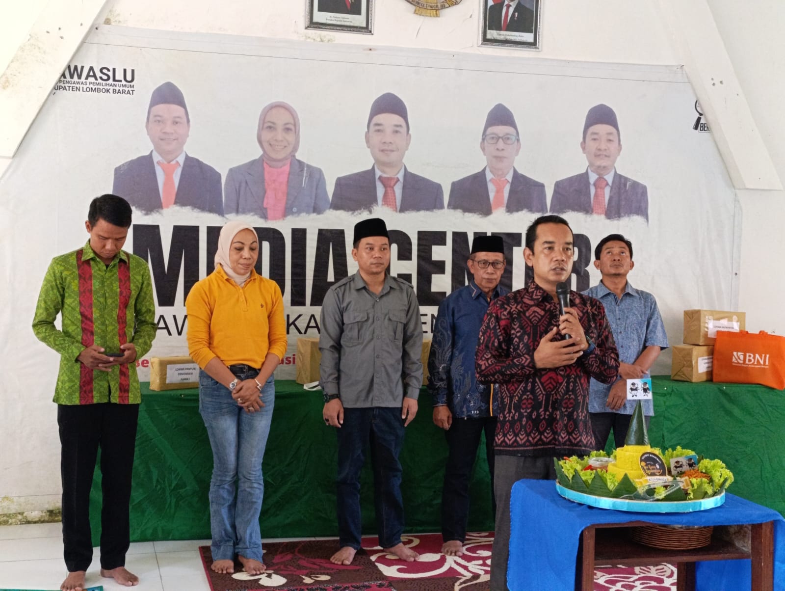 Ketua Bawaslu Lomnok Barat, Rizal Umami (Paling Depan) Menyampaikan Sambutan dan Ucapan HUT Bawaslu Ke 18 di Aula Kantor Bawaslu Lobar. 09/04/2026