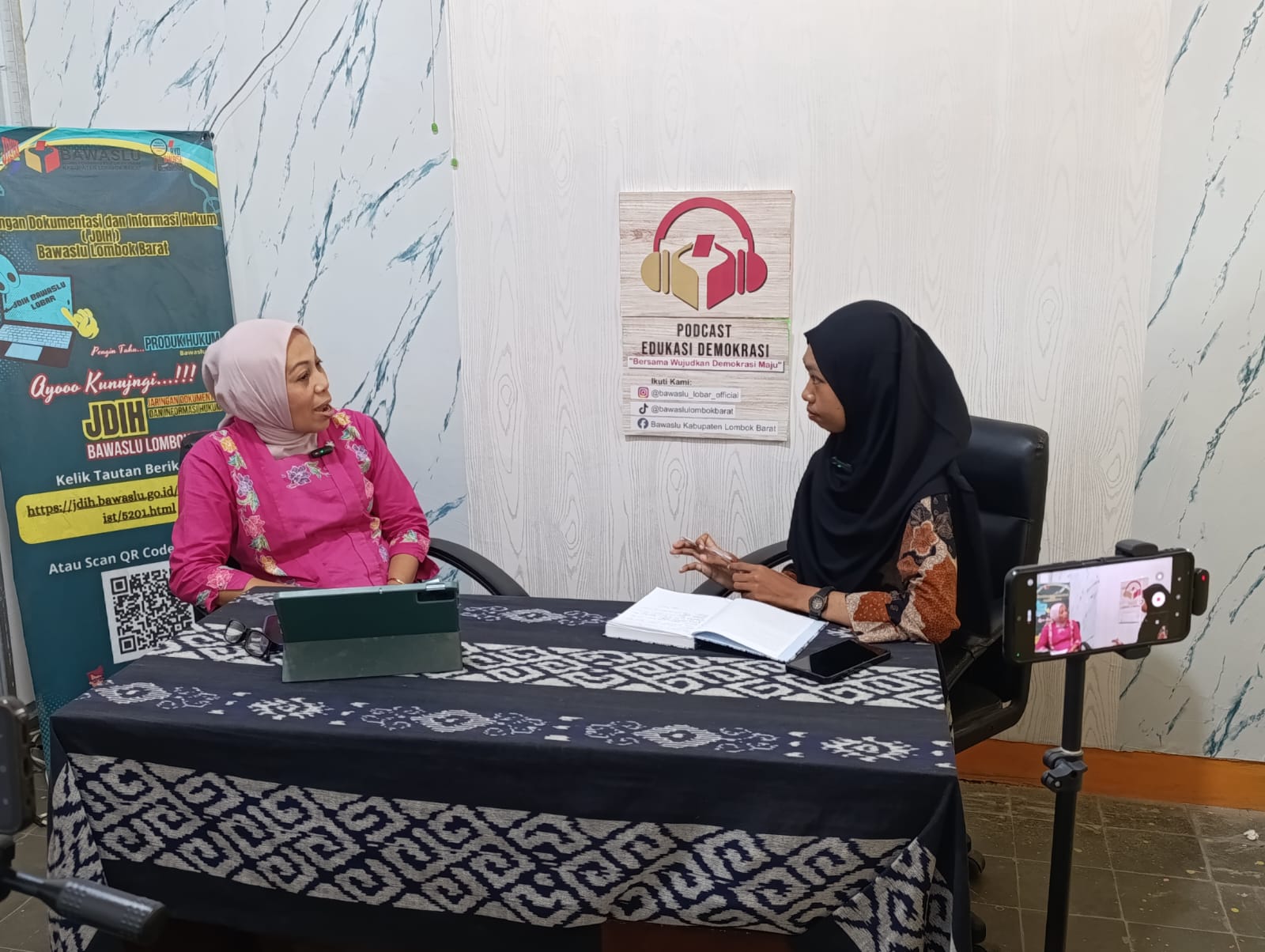 Anggota Bawaslu Lobar Hesty Rahayu dalam Podcast Edukasi demokrasi.21/04/26