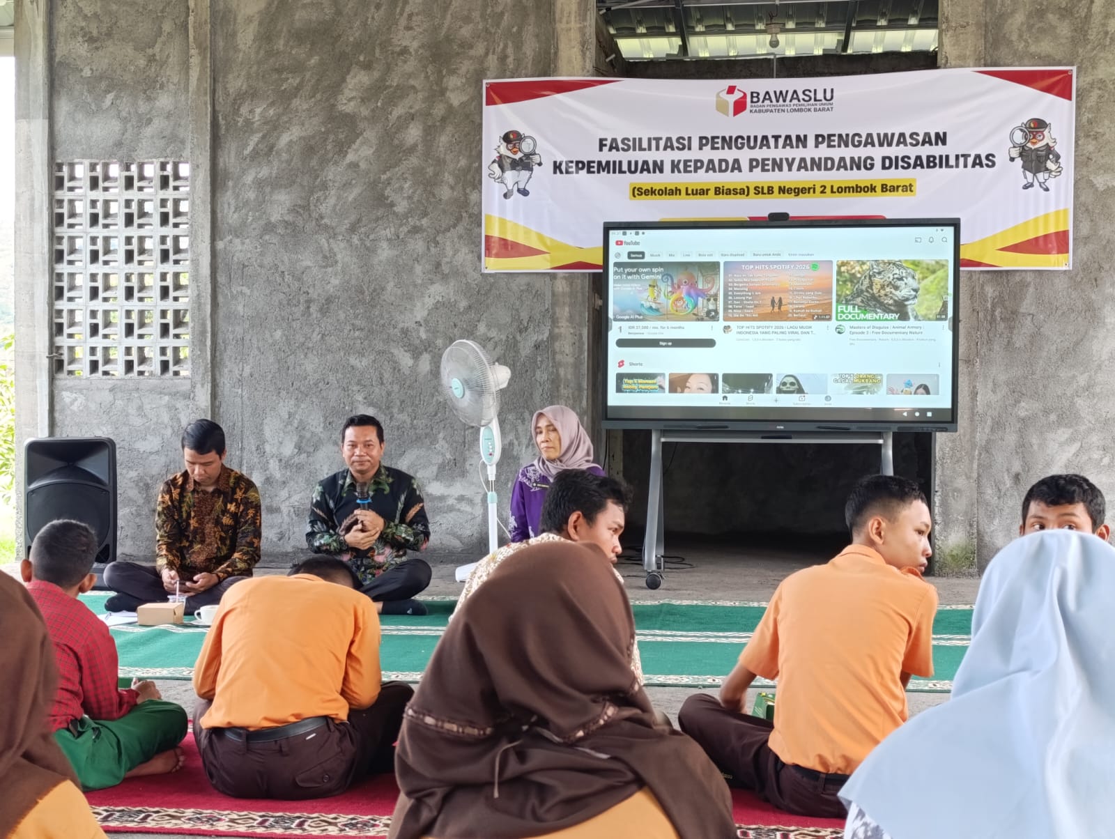 Samsul Hadi, Anggota Bawaslu Lombok Barat Menyampaikan Materi dalam Kegiatan Fasilitasi Penguatan Pengawasan Kepemiluan bagi Penyandang Disabilitas di SLBN 2 Lombok Barat pada Kamis, 30 April 2026