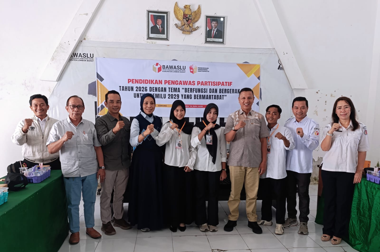 Pemakaian Nametag Secara Simbolis 3 Perwakilqn peserta P2P Bawaslu Lobar. Rabu 10 Juni 2026 di Aula Kantor Bawaslu Lobar